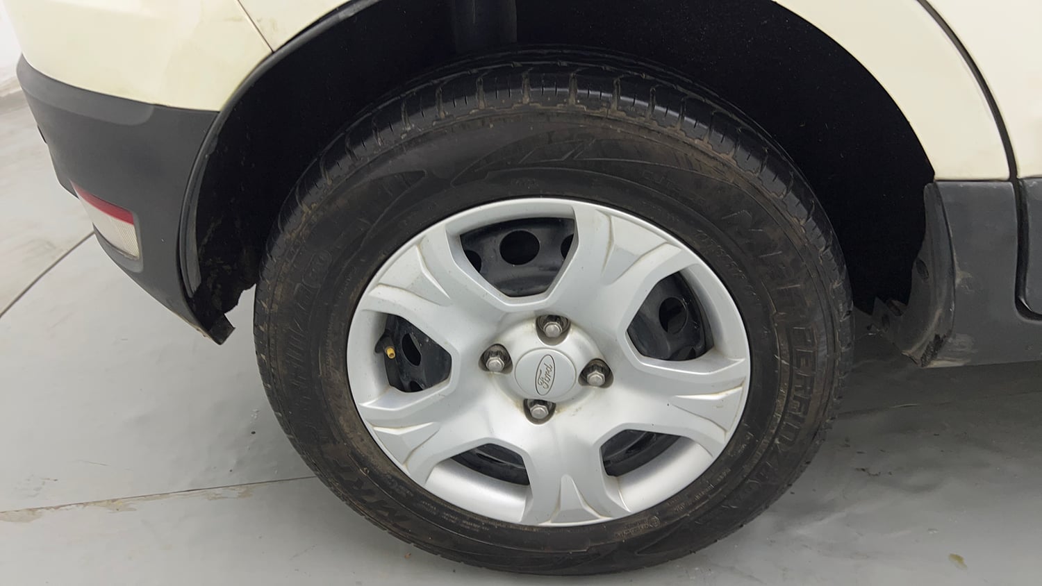 Used 2016 Ford EcoSport Trend 1.5L Ti-VCT Petrol Manual tyres RIGHT REAR TYRE RIM VIEW