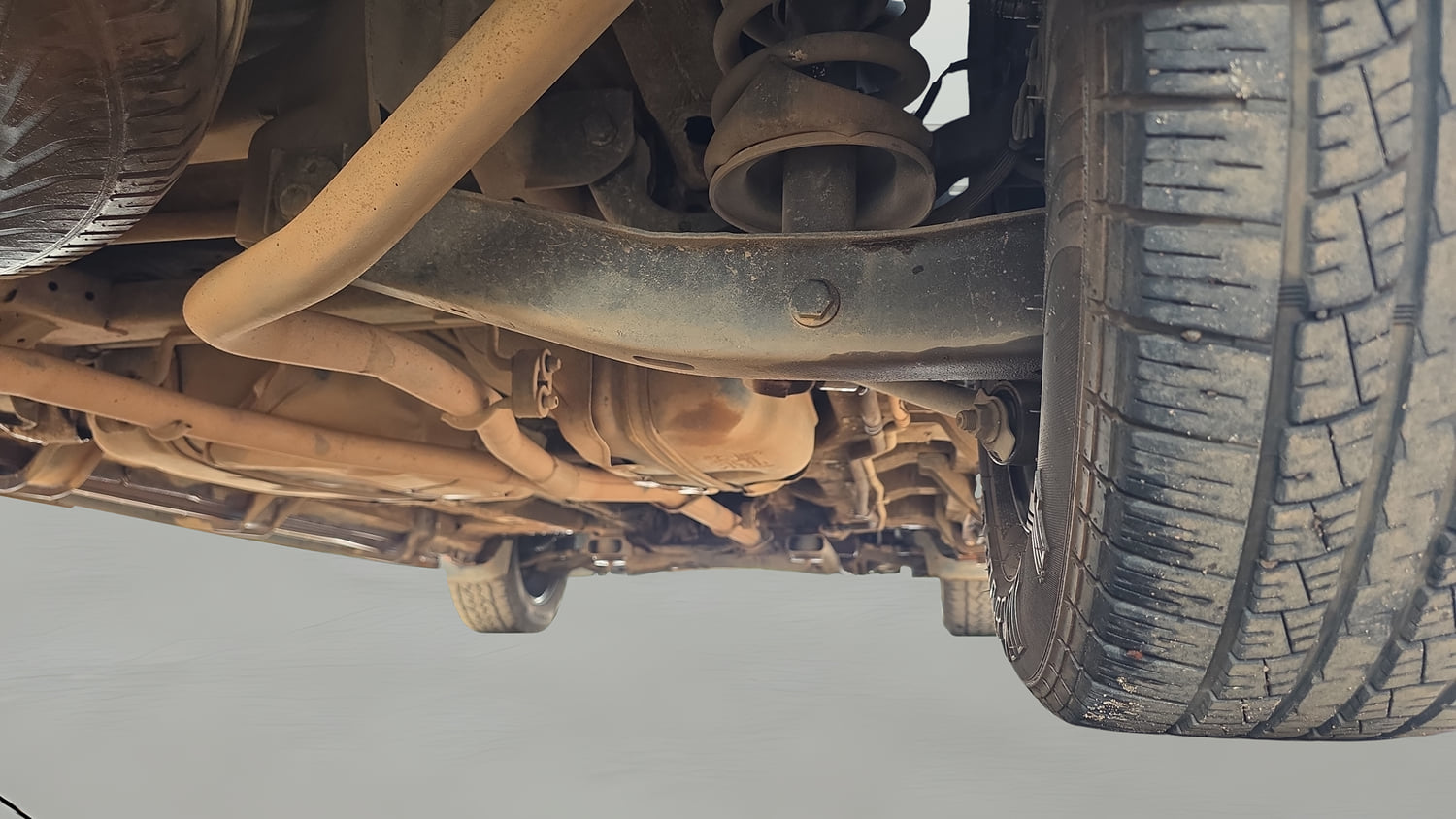 Used 2017 Mahindra XUV500 W4 Diesel Manual extra REAR RIGHT UNDERBODY VIEW