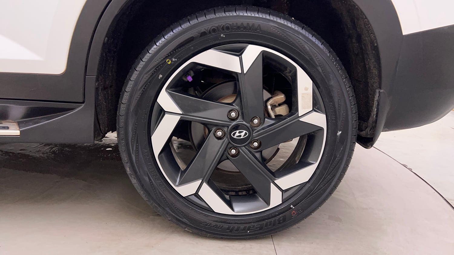 Used 2022 Hyundai Alcazar Signature (O) 6 STR 1.5 Diesel AT Diesel Automatic tyres LEFT REAR TYRE RIM VIEW