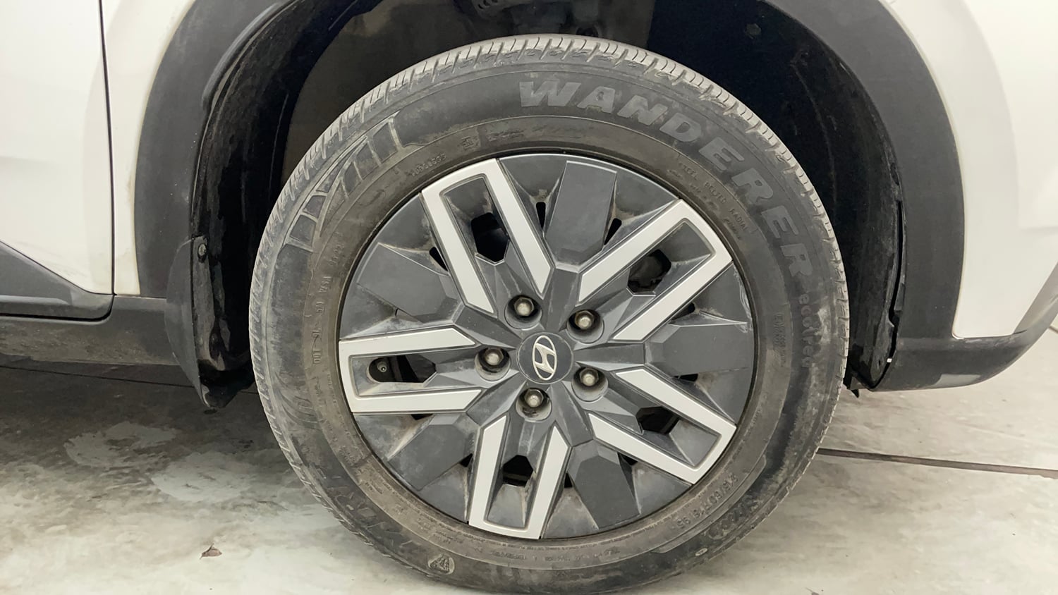 Used 2022 Hyundai Venue SX 1.5 CRDi Diesel Manual tyres RIGHT FRONT TYRE RIM VIEW