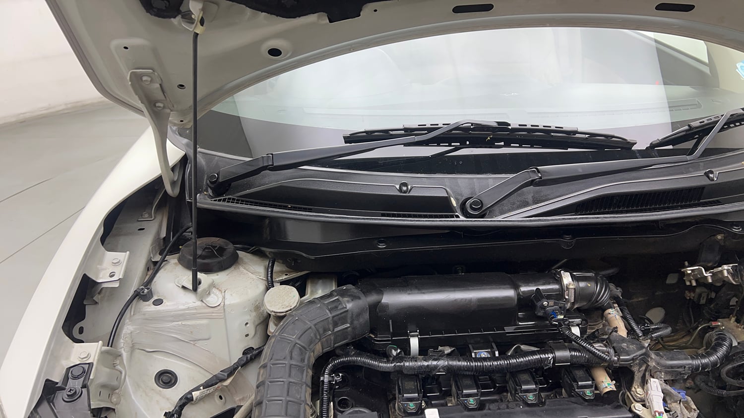 Used 2023 Maruti Suzuki Dzire VXi Petrol Manual engine ENGINE RIGHT SIDE HINGE & APRON VIEW