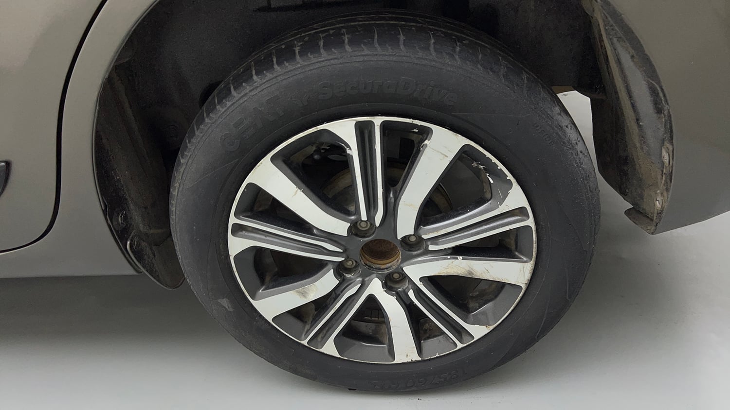Used 2018 Maruti Suzuki Dzire VXi AMT Petrol Automatic tyres LEFT REAR TYRE RIM VIEW