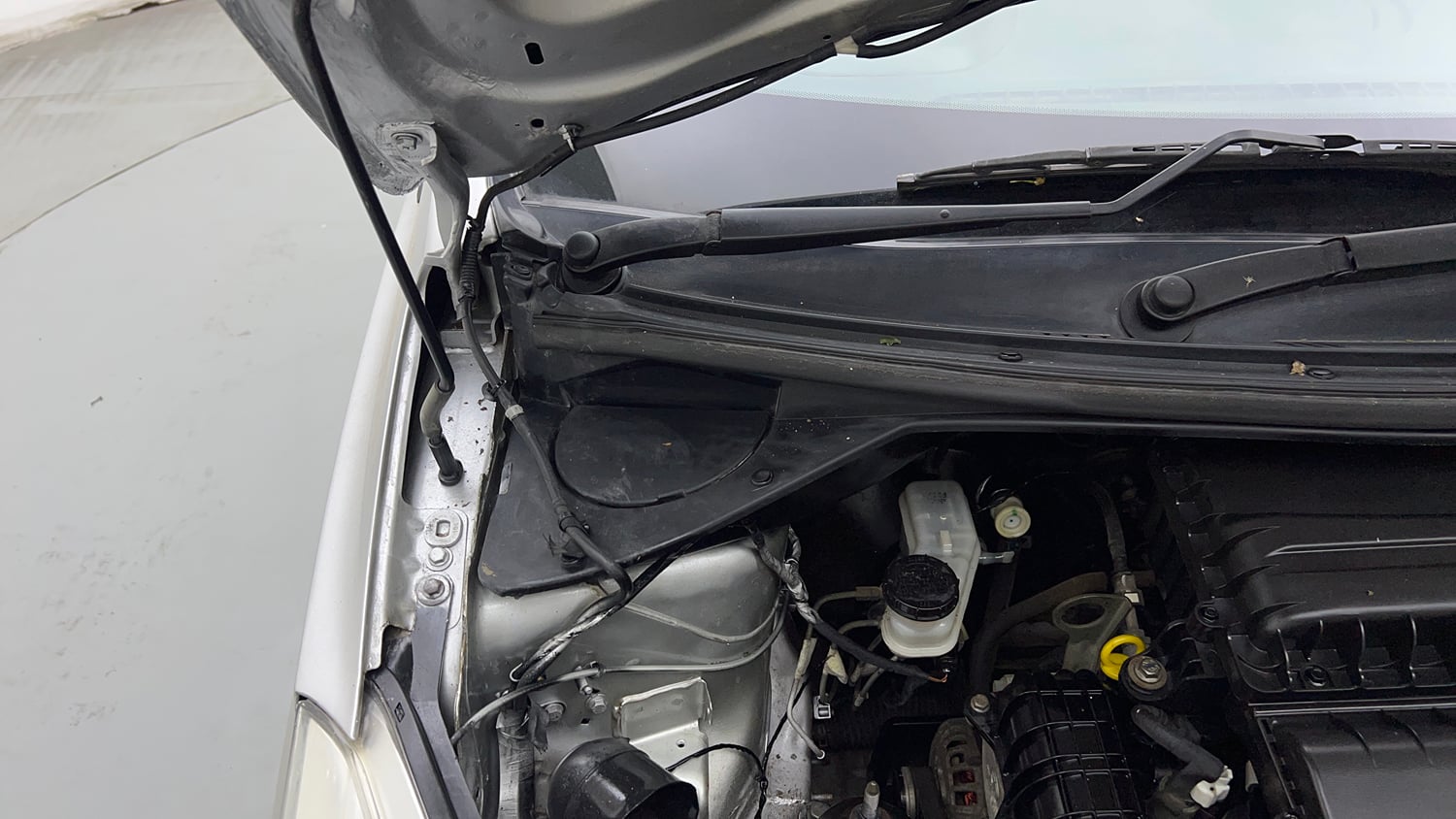 Used 2018 Tata Tiago Revotron XE Petrol Manual engine ENGINE RIGHT SIDE HINGE & APRON VIEW