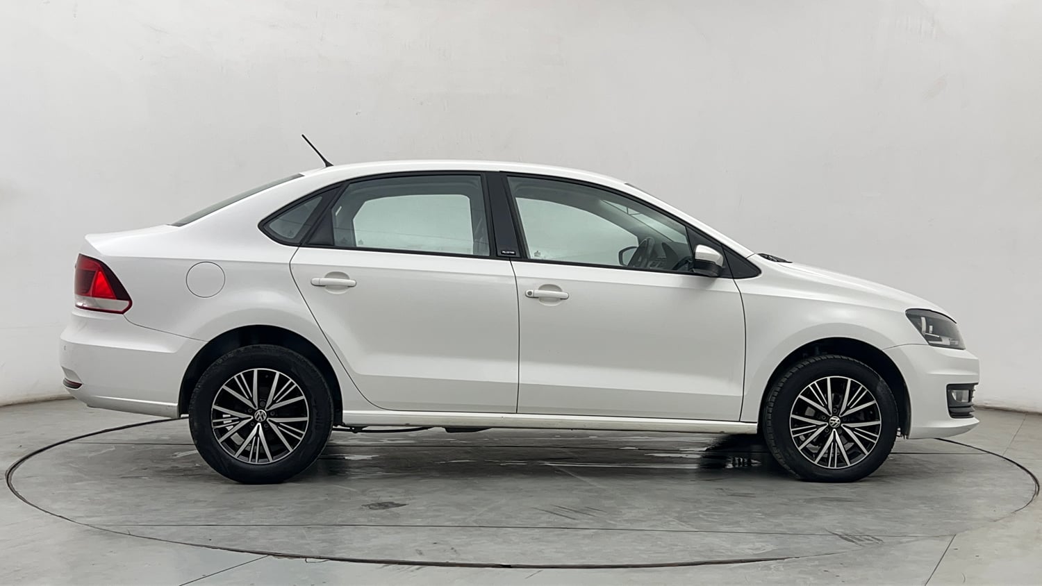 Used 2017 Volkswagen Vento Allstar 1.6 (P) Petrol Manual exterior RIGHT SIDE VIEW