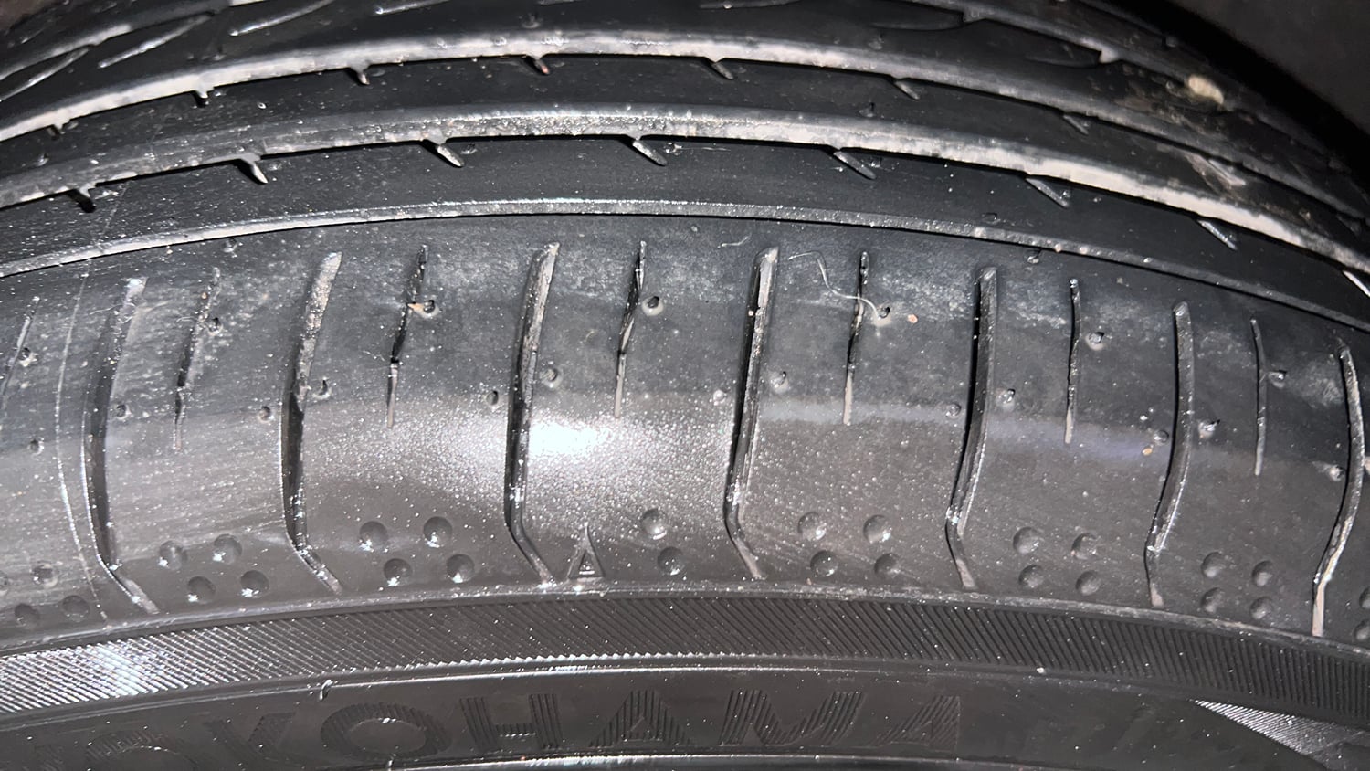 Used 2022 Hyundai Alcazar Signature (O) 6 STR 1.5 Diesel AT Diesel Automatic tyres LEFT REAR TYRE TREAD VIEW