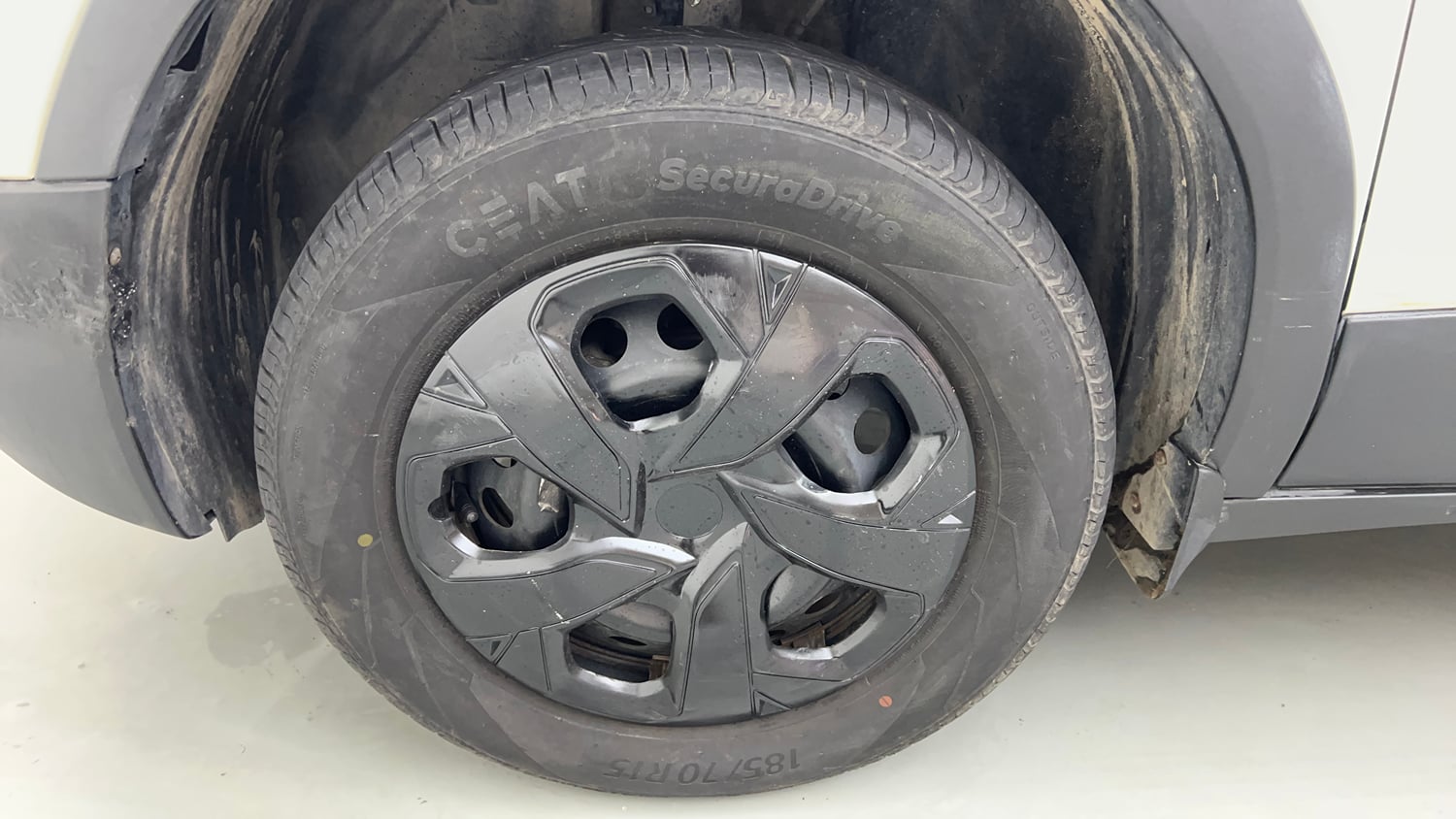 Used 2023 Tata Punch Pure MT Petrol Manual tyres LEFT FRONT TYRE RIM VIEW