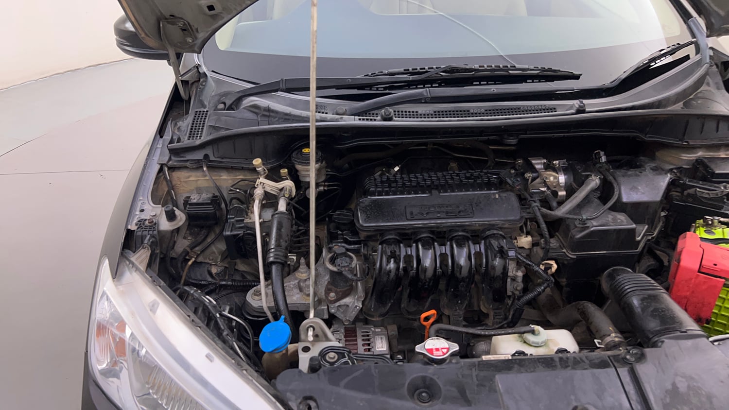 Used 2015 Honda City VX Petrol Manual engine ENGINE RIGHT SIDE HINGE & APRON VIEW