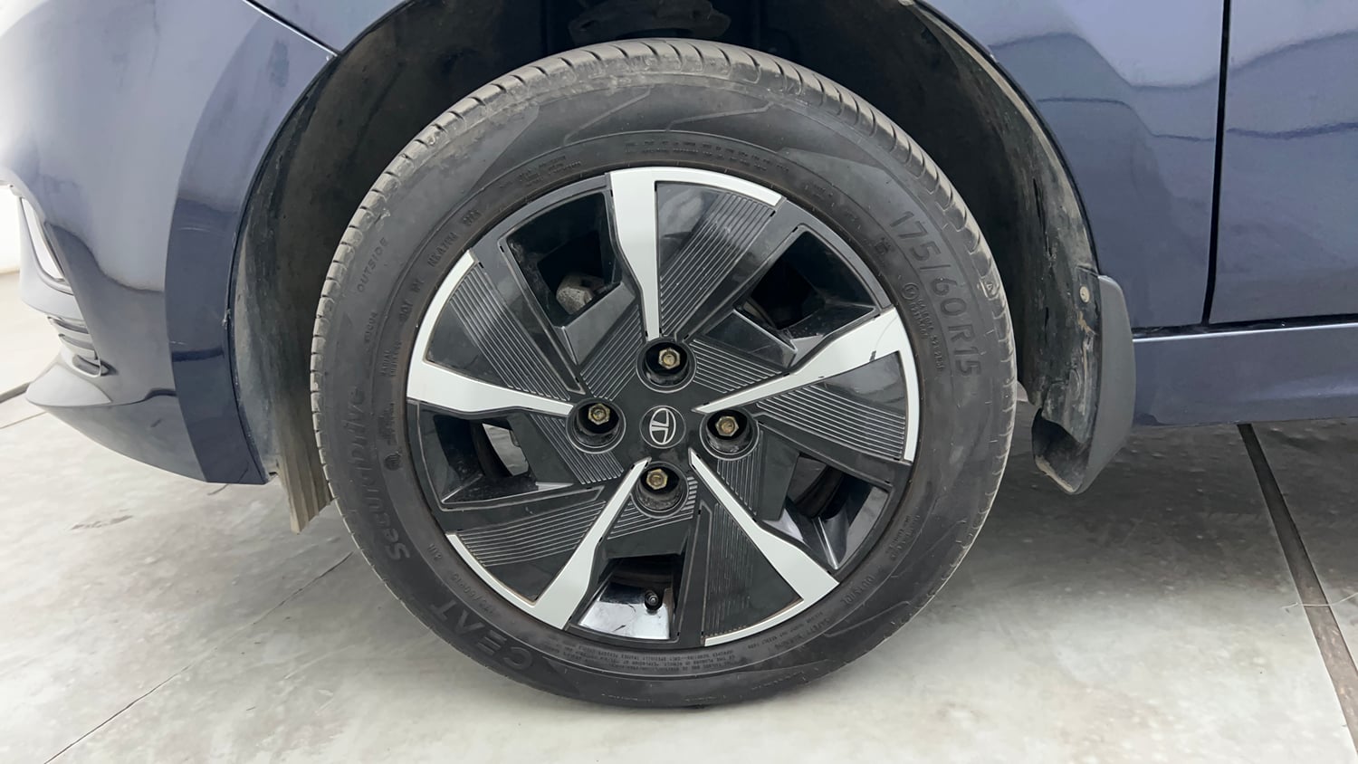 Used 2025 Tata Tiago XZA Petrol Automatic tyres LEFT FRONT TYRE RIM VIEW