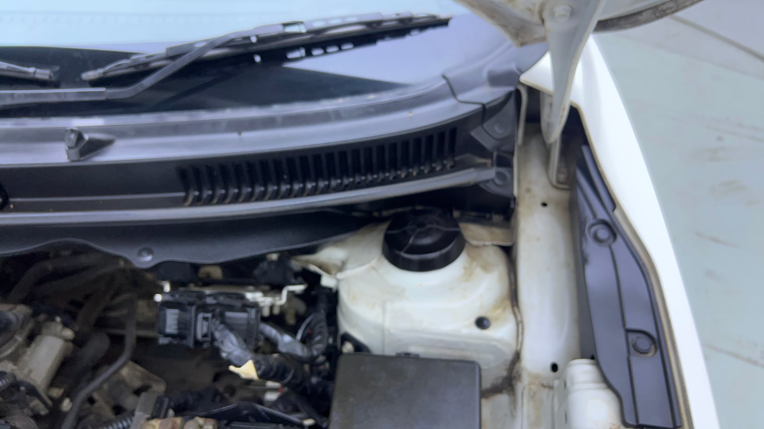 Used 2022 Maruti Suzuki Baleno Alpha MT Petrol Manual engine ENGINE LEFT SIDE HINGE & APRON VIEW