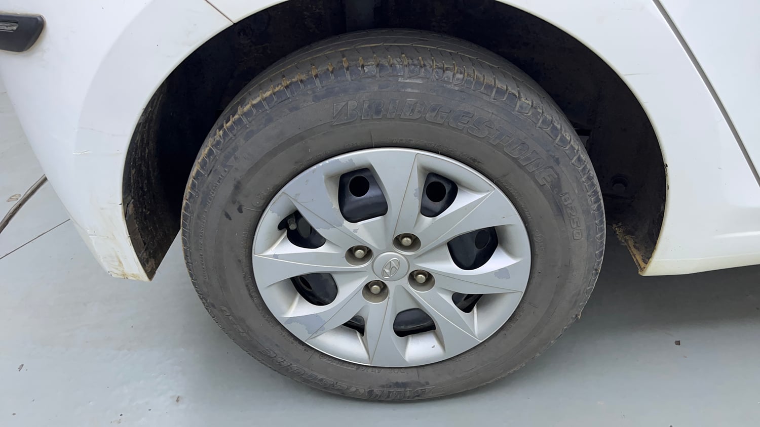Used 2015 Hyundai Elite i20 Magna 1.2 Petrol Manual tyres RIGHT REAR TYRE RIM VIEW