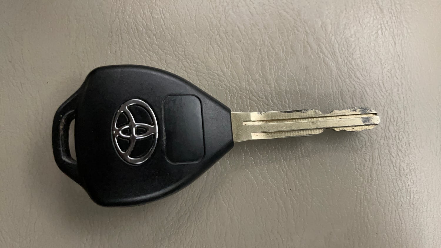Used 2013 Toyota Innova 2.5 GX 8 STR BS-III Diesel Manual extra CAR KEY VIEW