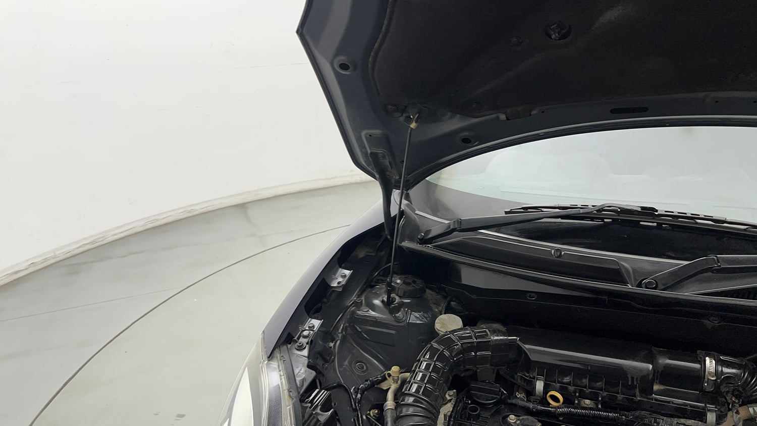 Used 2019 Maruti Suzuki Swift ZXi Plus Petrol Manual engine ENGINE RIGHT SIDE HINGE & APRON VIEW