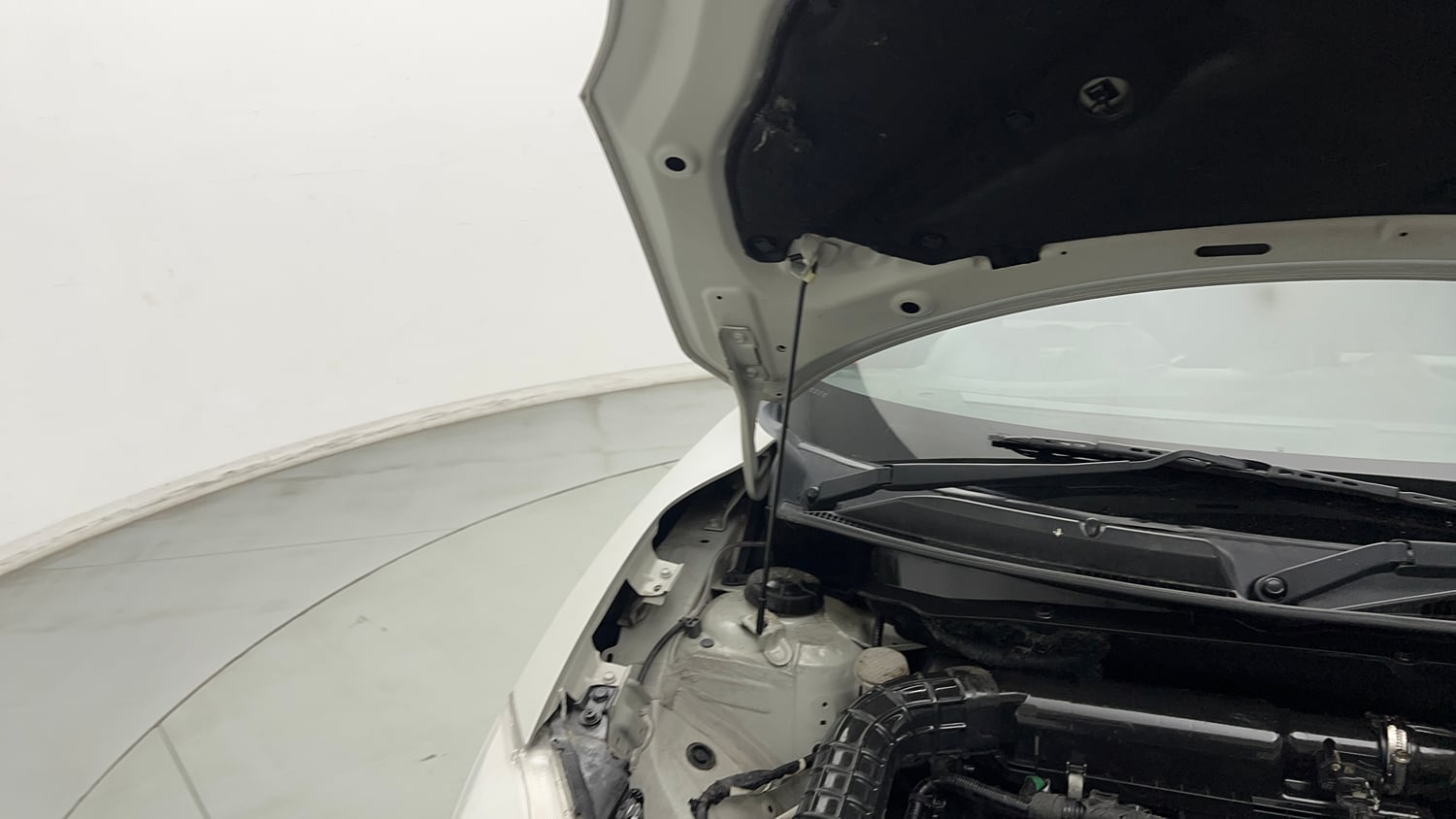 Used 2023 Maruti Suzuki Swift VXi Petrol Manual engine ENGINE RIGHT SIDE HINGE & APRON VIEW