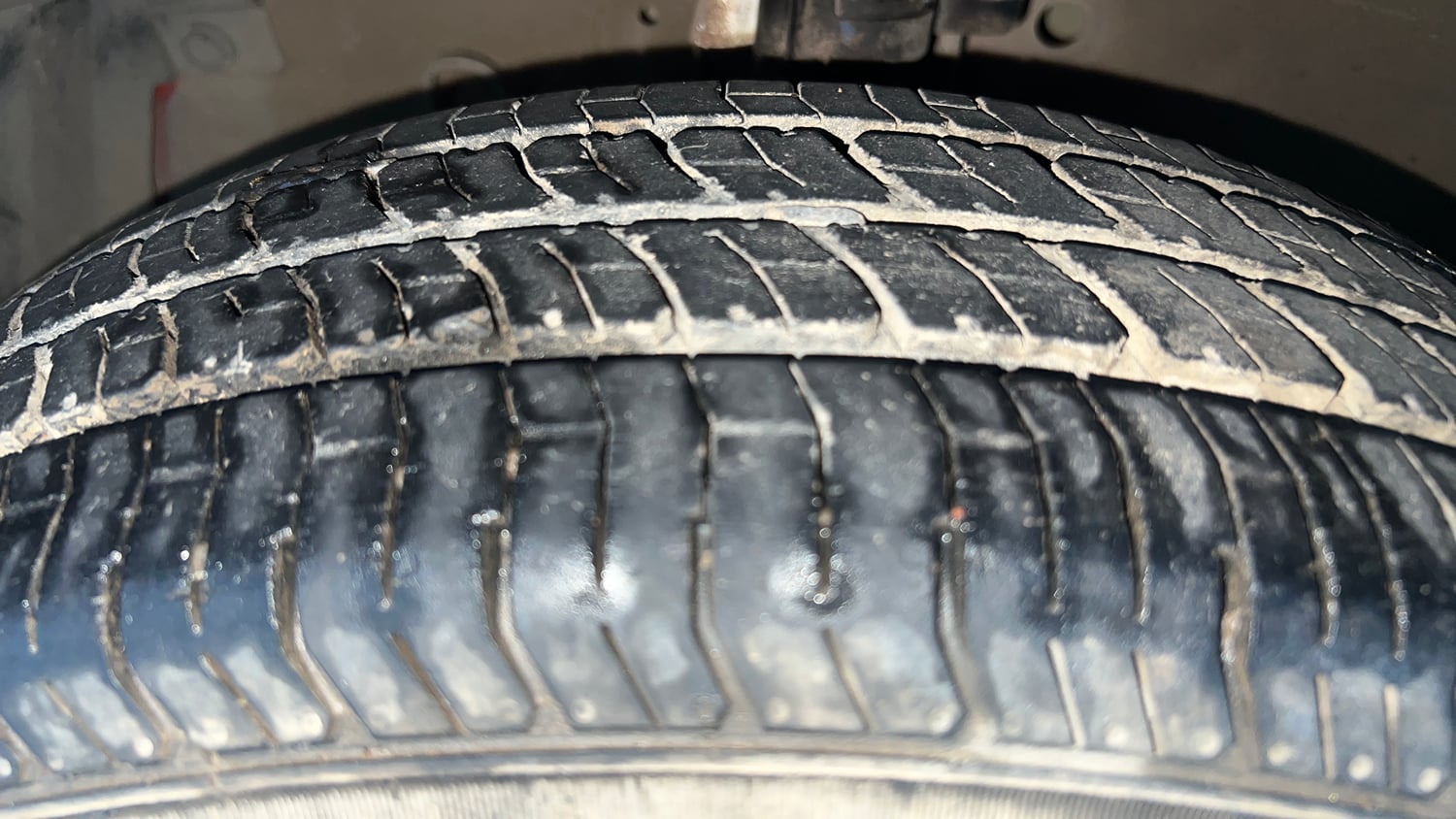 Used 2014 Maruti Suzuki Swift VXi Petrol Manual tyres LEFT FRONT TYRE TREAD VIEW