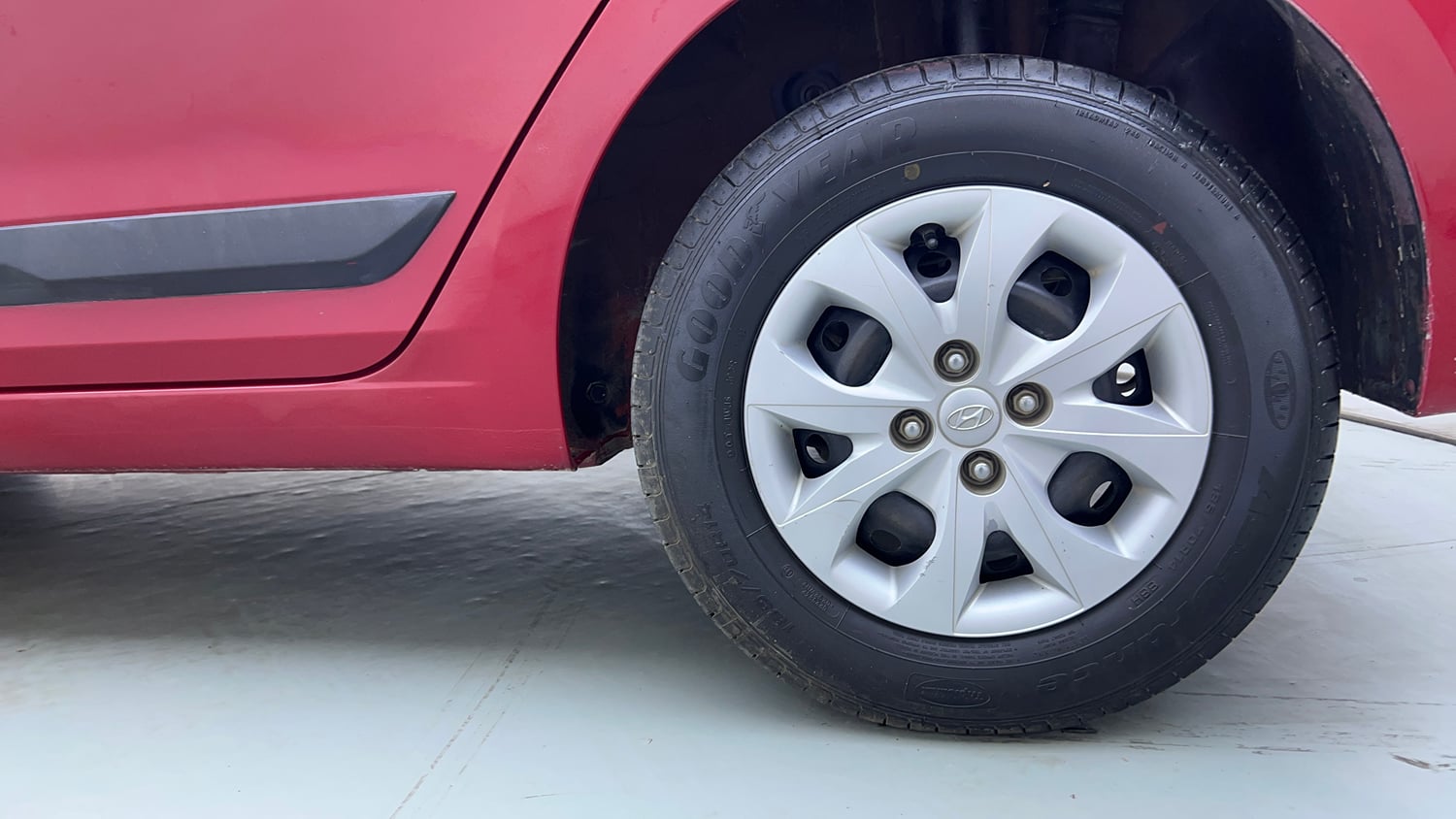 Used 2016 Hyundai Elite i20 Sportz 1.2 Petrol Manual tyres LEFT REAR TYRE RIM VIEW