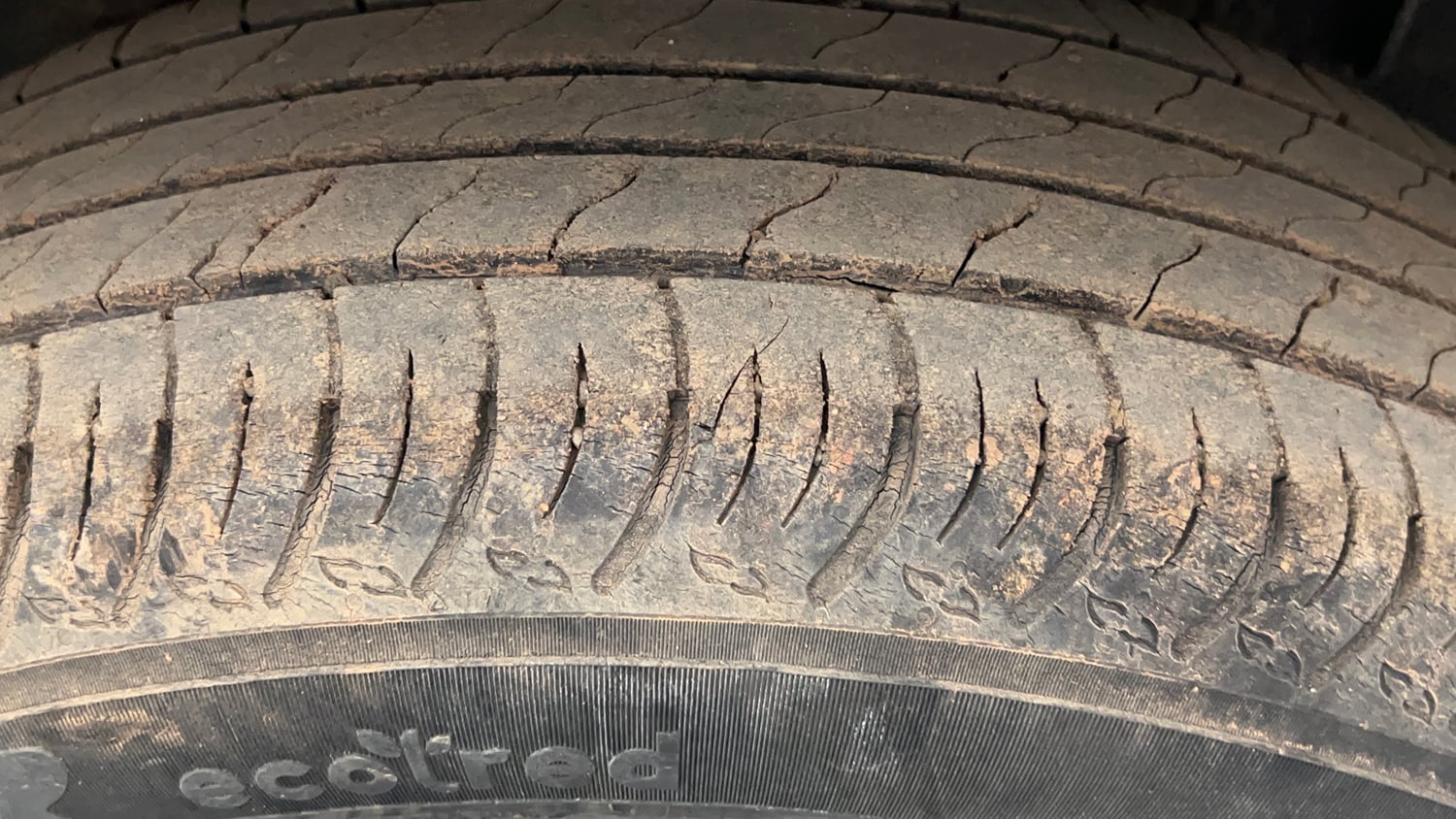 Used 2022 Renault Kiger RXT MT Petrol Manual tyres LEFT REAR TYRE TREAD VIEW