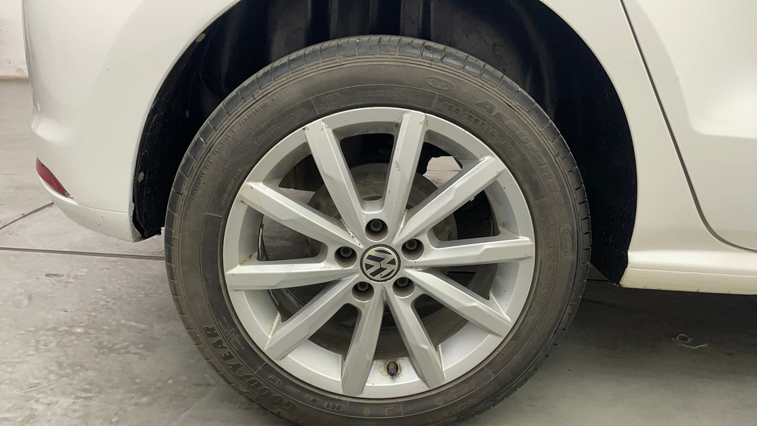 Used 2018 Volkswagen Polo Highline Plus 1.0 (P) 16 Alloy Petrol Manual tyres RIGHT REAR TYRE RIM VIEW