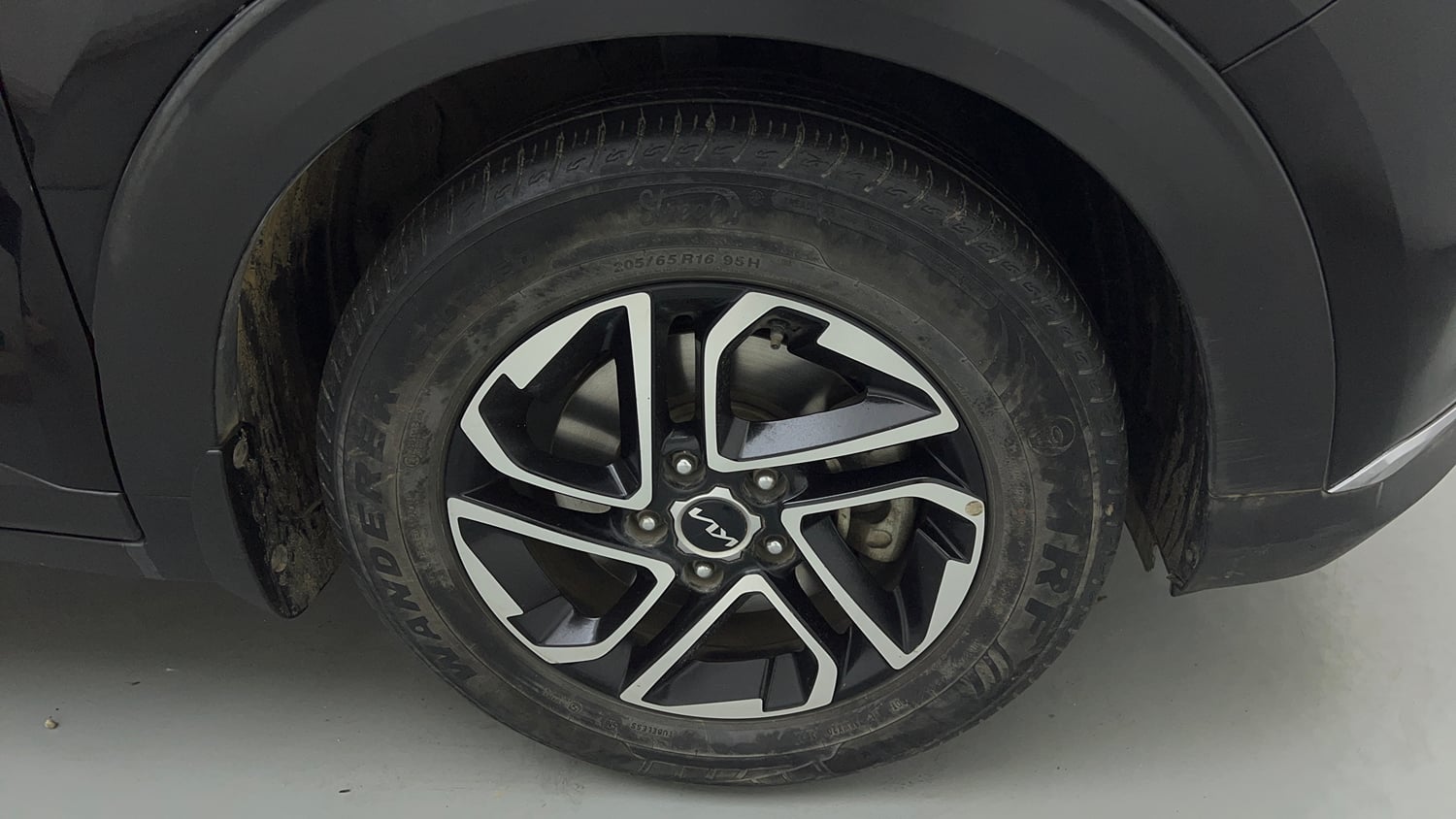 Used 2022 Kia Carens Luxury Plus 1.5 Diesel AT 7 STR Diesel Automatic tyres RIGHT FRONT TYRE RIM VIEW