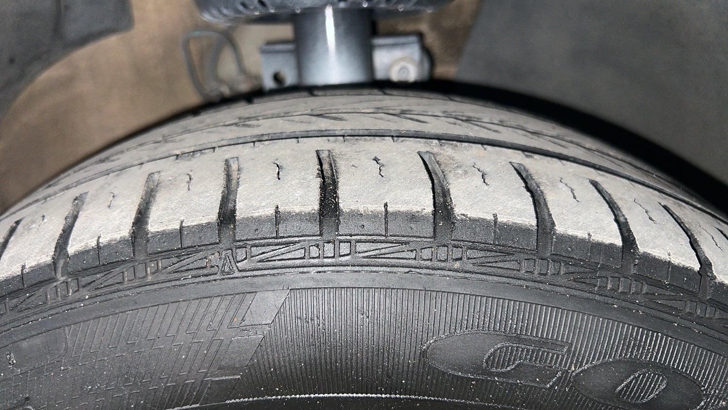 Used 2017 Volkswagen Vento Allstar 1.6 (P) Petrol Manual tyres RIGHT FRONT TYRE TREAD VIEW