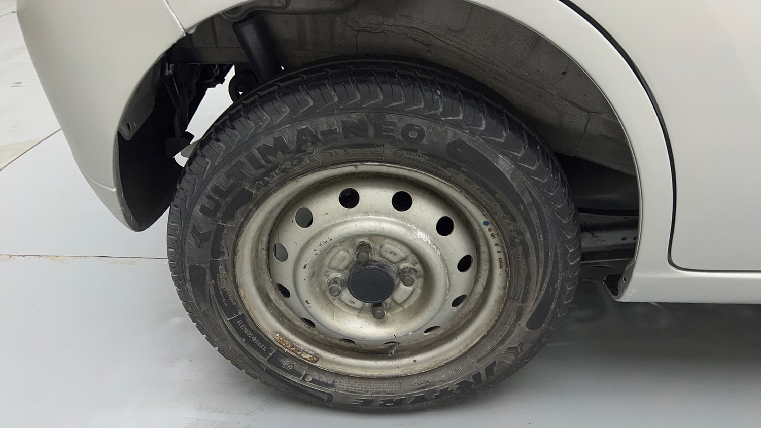 Used 2013 Maruti Suzuki Wagon R LXI Petrol Manual tyres RIGHT REAR TYRE RIM VIEW