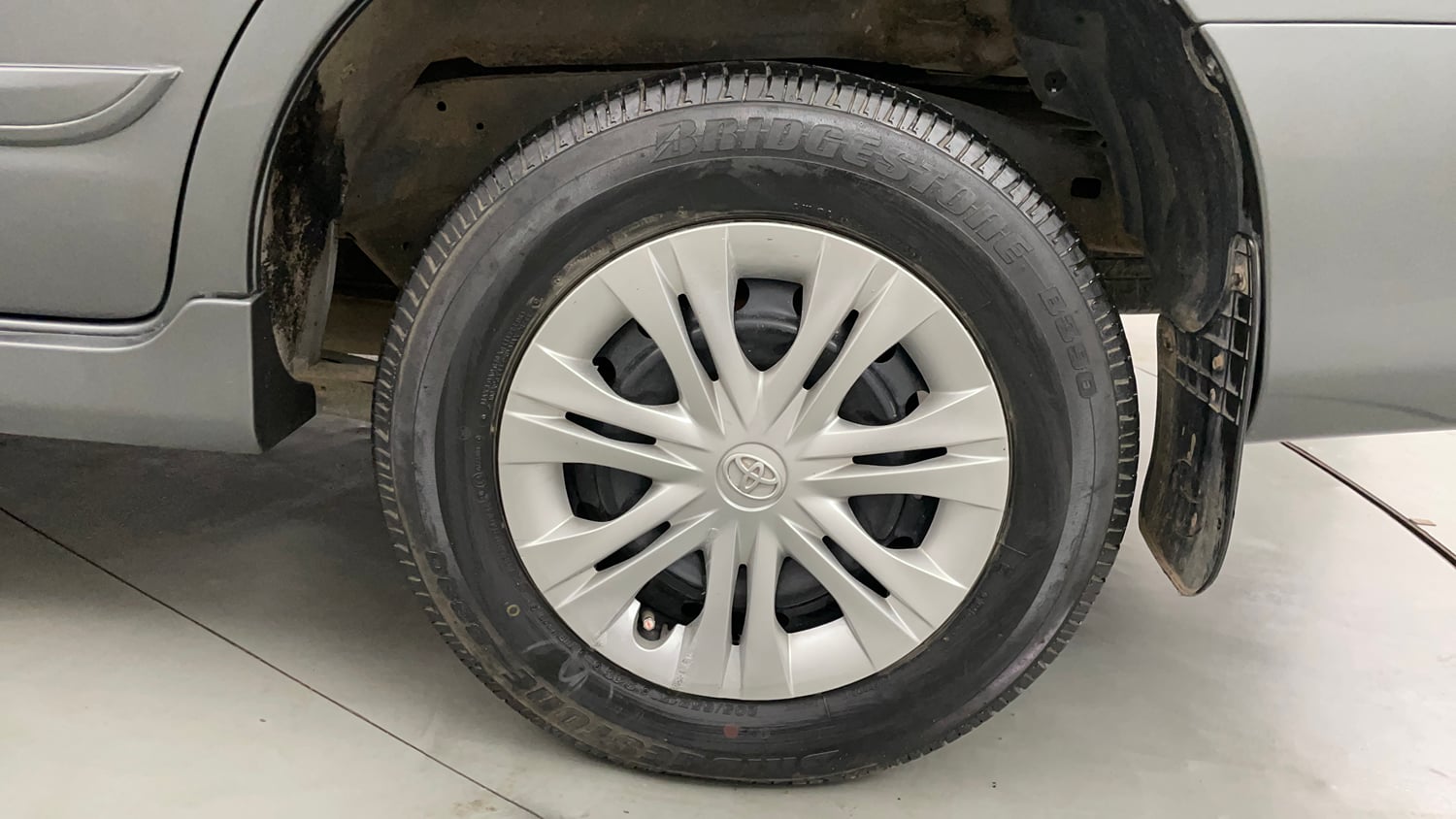 Used 2013 Toyota Innova 2.5 GX 8 STR BS-III Diesel Manual tyres LEFT REAR TYRE RIM VIEW