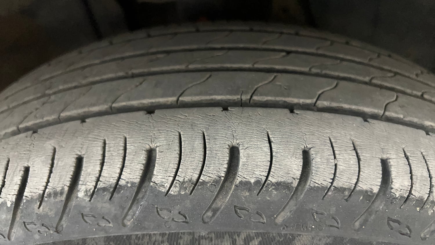 Used 2022 Nissan Magnite XV Executive Petrol Manual tyres RIGHT FRONT TYRE TREAD VIEW