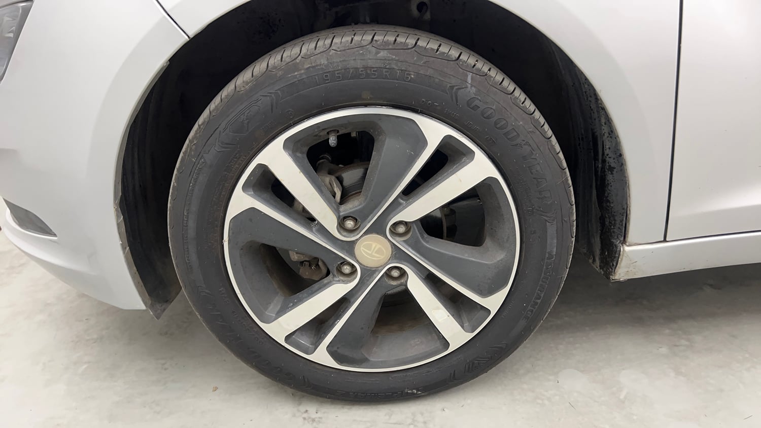 Used 2020 Tata Altroz XZ Petrol Petrol Manual tyres LEFT FRONT TYRE RIM VIEW