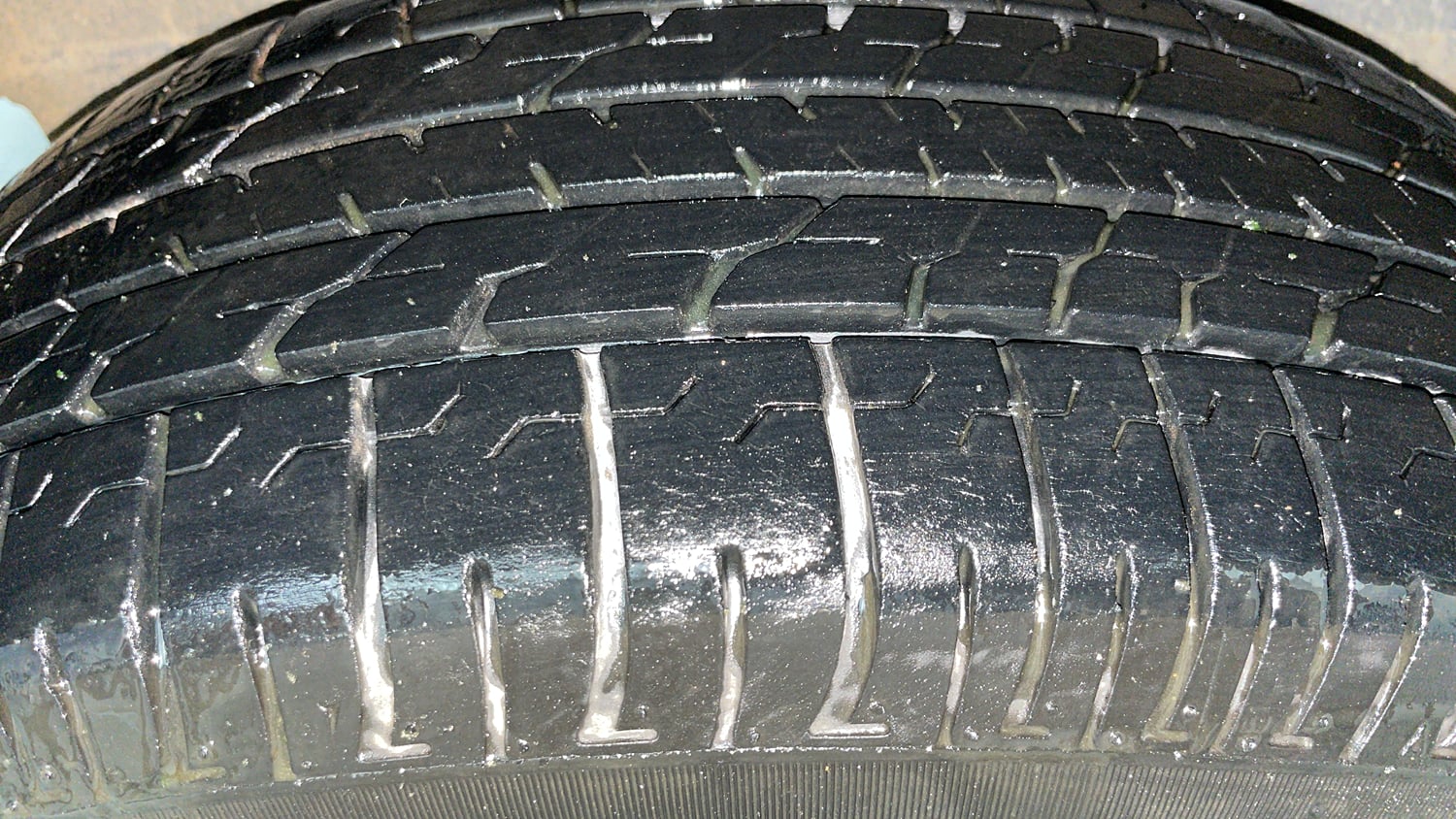 Used 2013 Toyota Innova 2.5 GX 8 STR BS-III Diesel Manual tyres RIGHT REAR TYRE TREAD VIEW