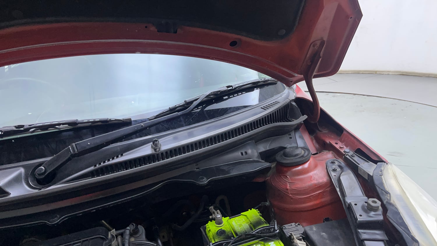 Used 2014 Maruti Suzuki Swift ZXi Petrol Manual engine ENGINE LEFT SIDE HINGE & APRON VIEW