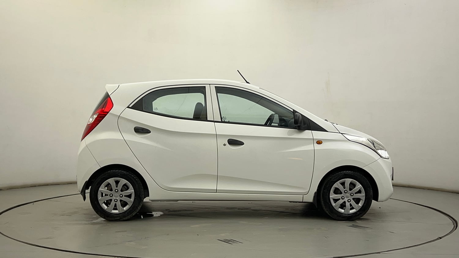 Used 2017 Hyundai Eon Magna + Petrol Manual exterior RIGHT SIDE VIEW