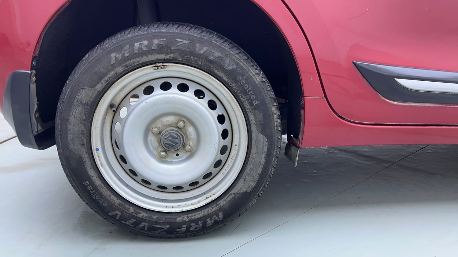Used 2021 Maruti Suzuki Baleno Sigma Petrol Manual tyres RIGHT REAR TYRE RIM VIEW
