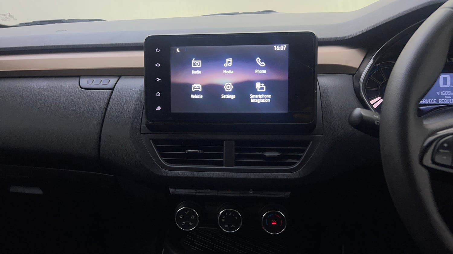 Used 2021 Renault Kiger RXT 1.0 Turbo MT Dual Tone Petrol Manual top_features Touch screen infotainment system