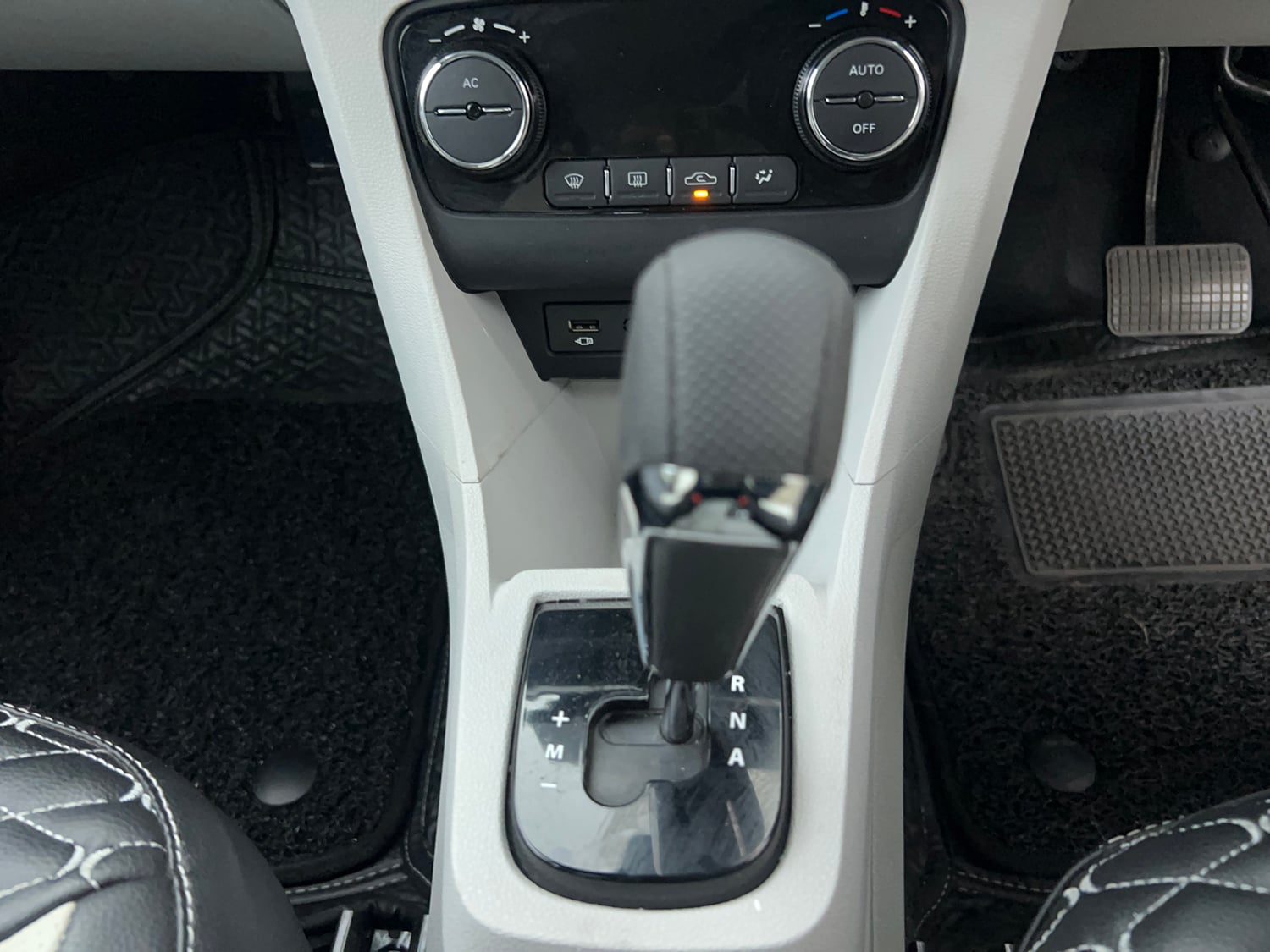 Used 2025 Tata Tiago XZA Petrol Automatic interior GEAR  KNOB VIEW