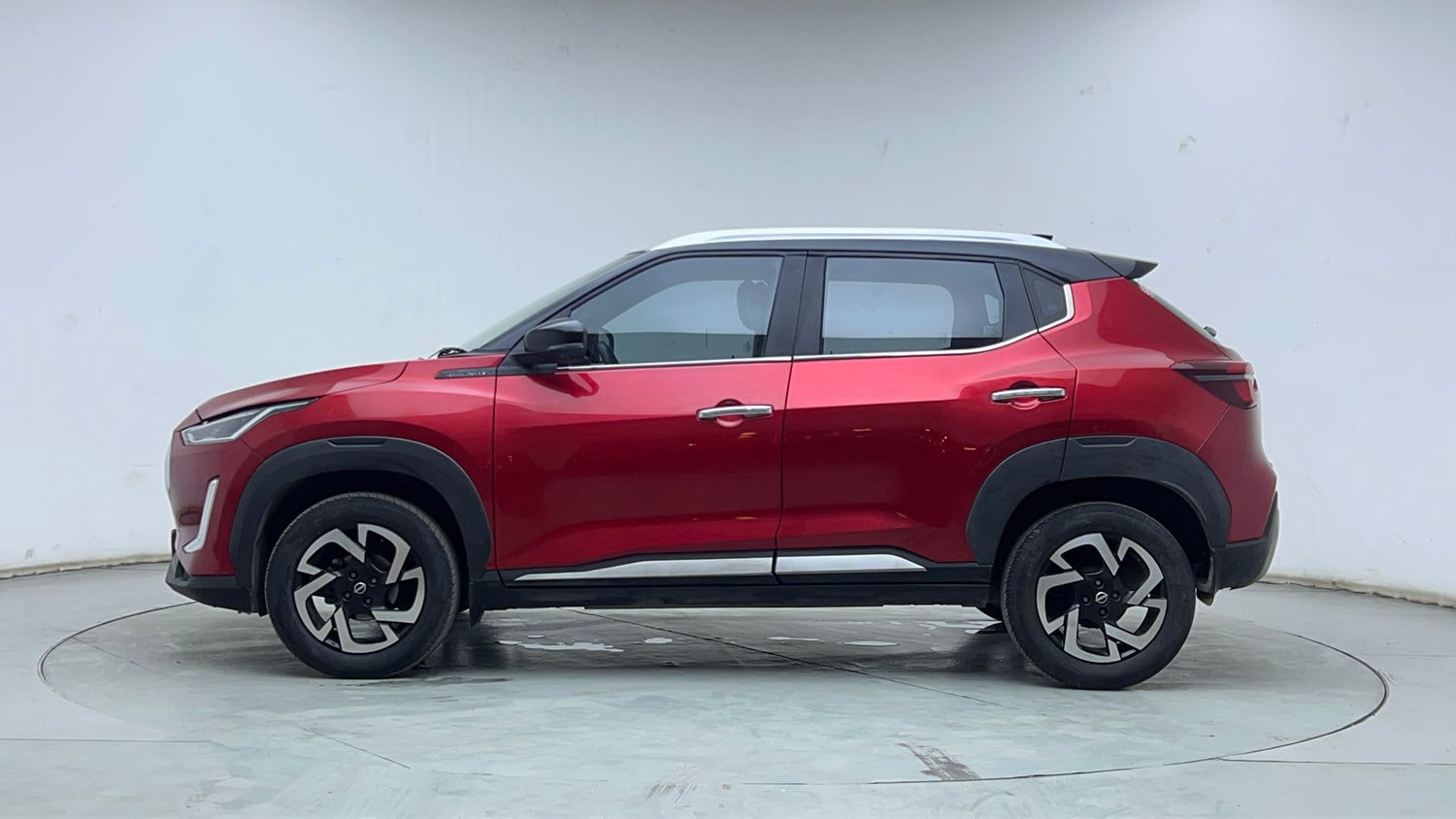 Used 2024 Nissan Magnite XV Premium Turbo CVT Dual Tone Petrol Automatic exterior LEFT SIDE VIEW