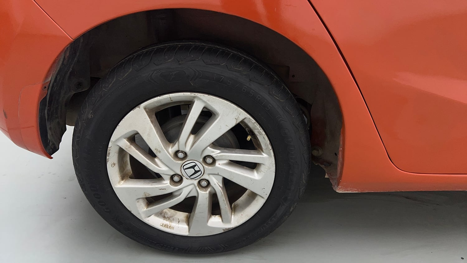 Used 2017 Honda Jazz V AT Petrol Petrol Automatic tyres RIGHT REAR TYRE RIM VIEW