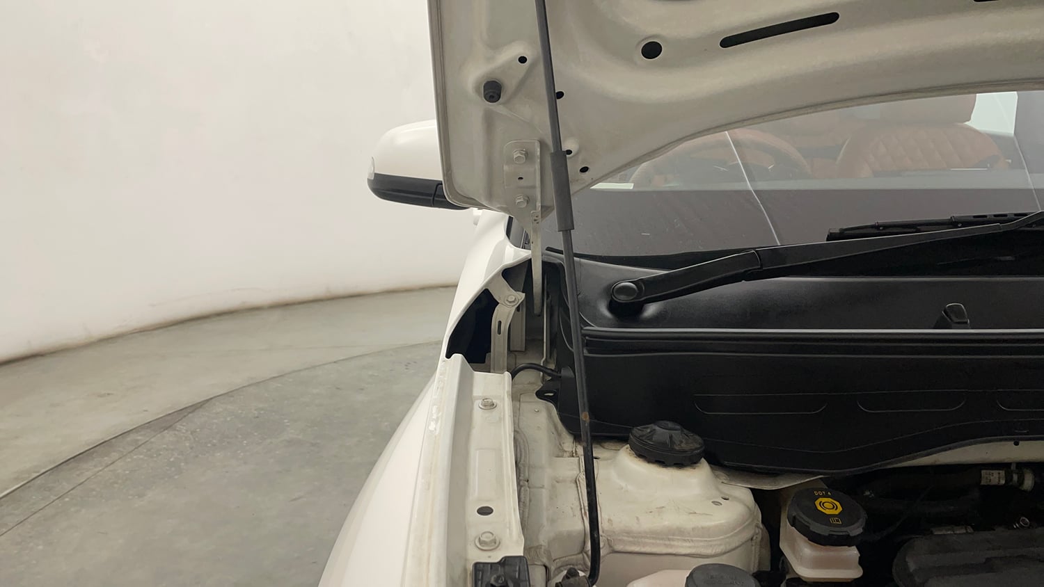 Used 2022 Hyundai Venue SX 1.5 CRDi Diesel Manual engine ENGINE RIGHT SIDE HINGE & APRON VIEW