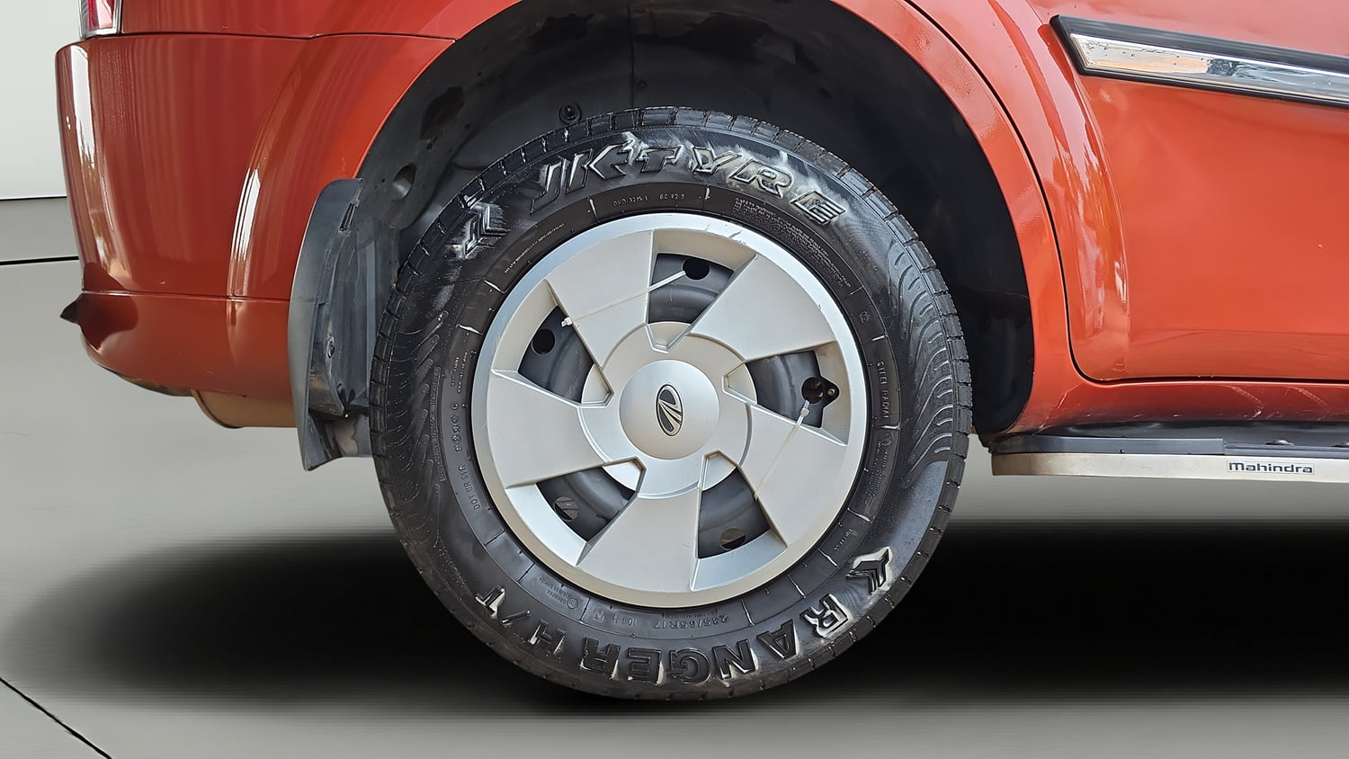 Used 2017 Mahindra XUV500 W4 Diesel Manual tyres RIGHT REAR TYRE RIM VIEW