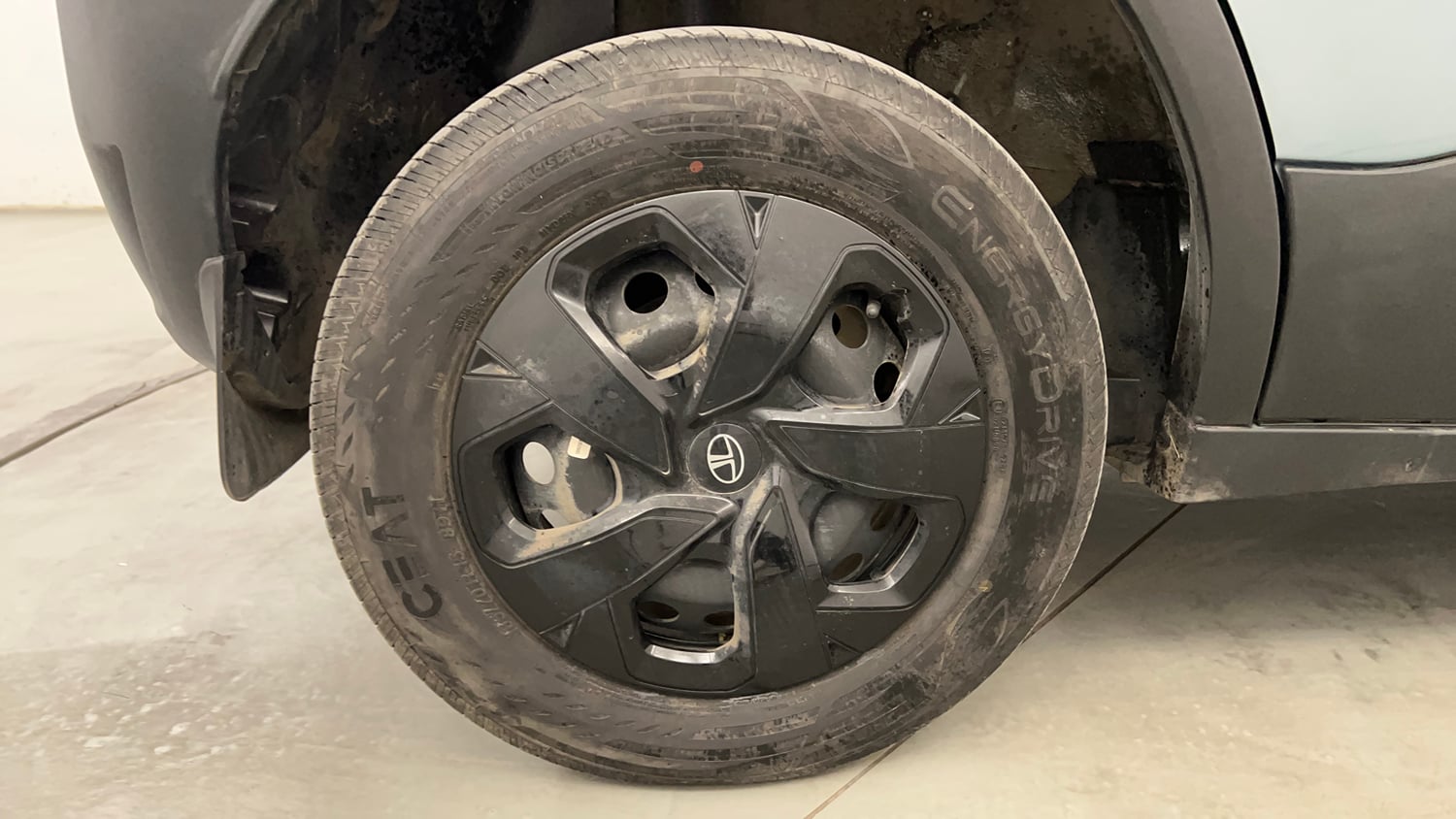 Used 2025 Tata Punch Adventure Plus iCNG Cng Manual tyres RIGHT REAR TYRE RIM VIEW