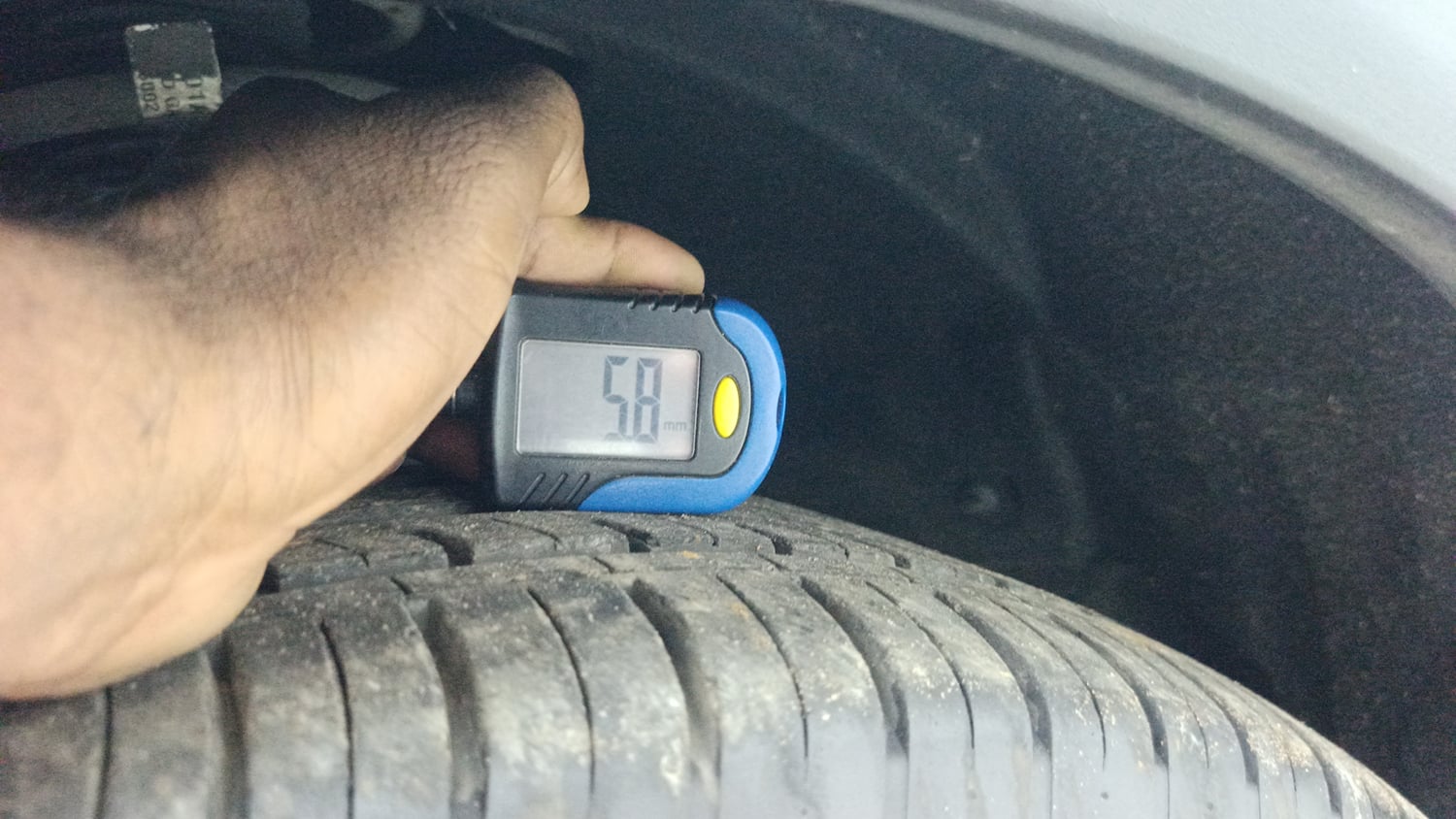 Used 2022 Mahindra XUV700 AX 7 Petrol AT 7 STR Petrol Automatic tyres LEFT FRONT TYRE TREAD VIEW
