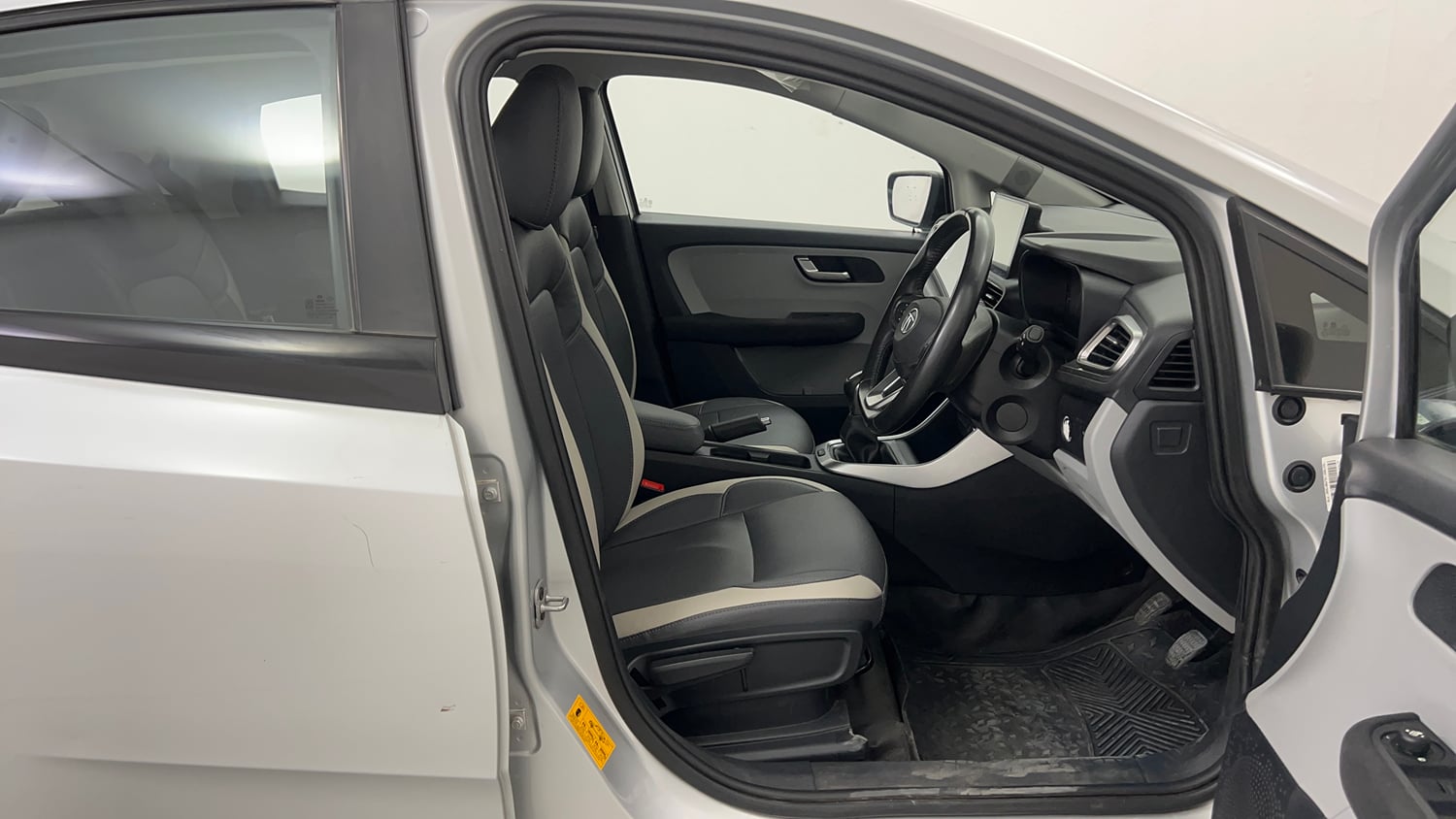 Used 2020 Tata Altroz XZ Petrol Petrol Manual interior RIGHT SIDE FRONT DOOR CABIN VIEW