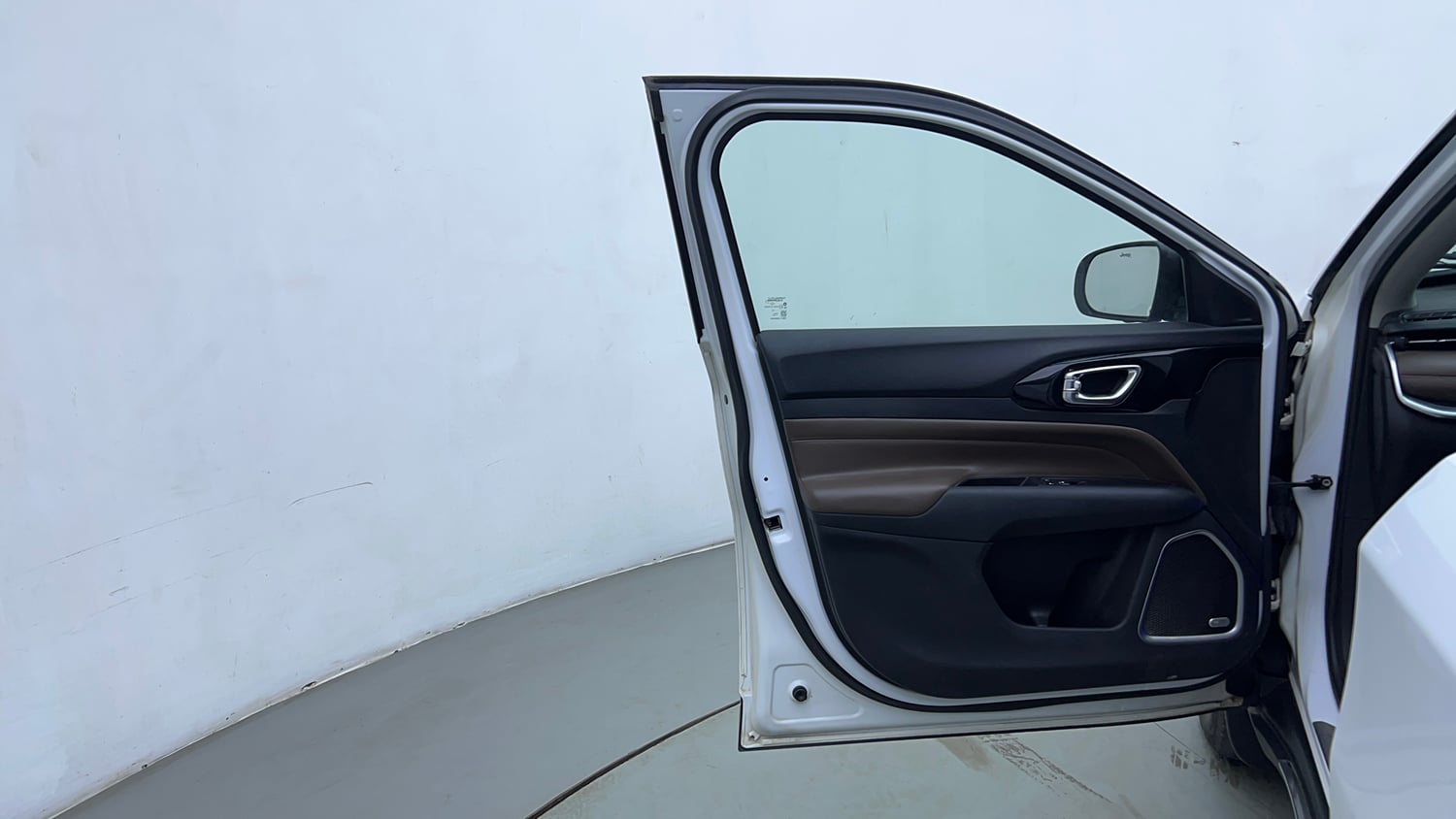 Used 2022 Jeep Meridian Limited (O) 4X2 AT Diesel Automatic interior LEFT FRONT DOOR OPEN VIEW