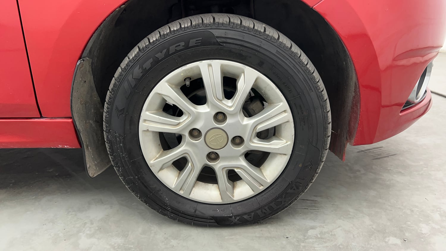 Used 2018 Tata Tiago Revotron XZ Petrol Manual tyres RIGHT FRONT TYRE RIM VIEW