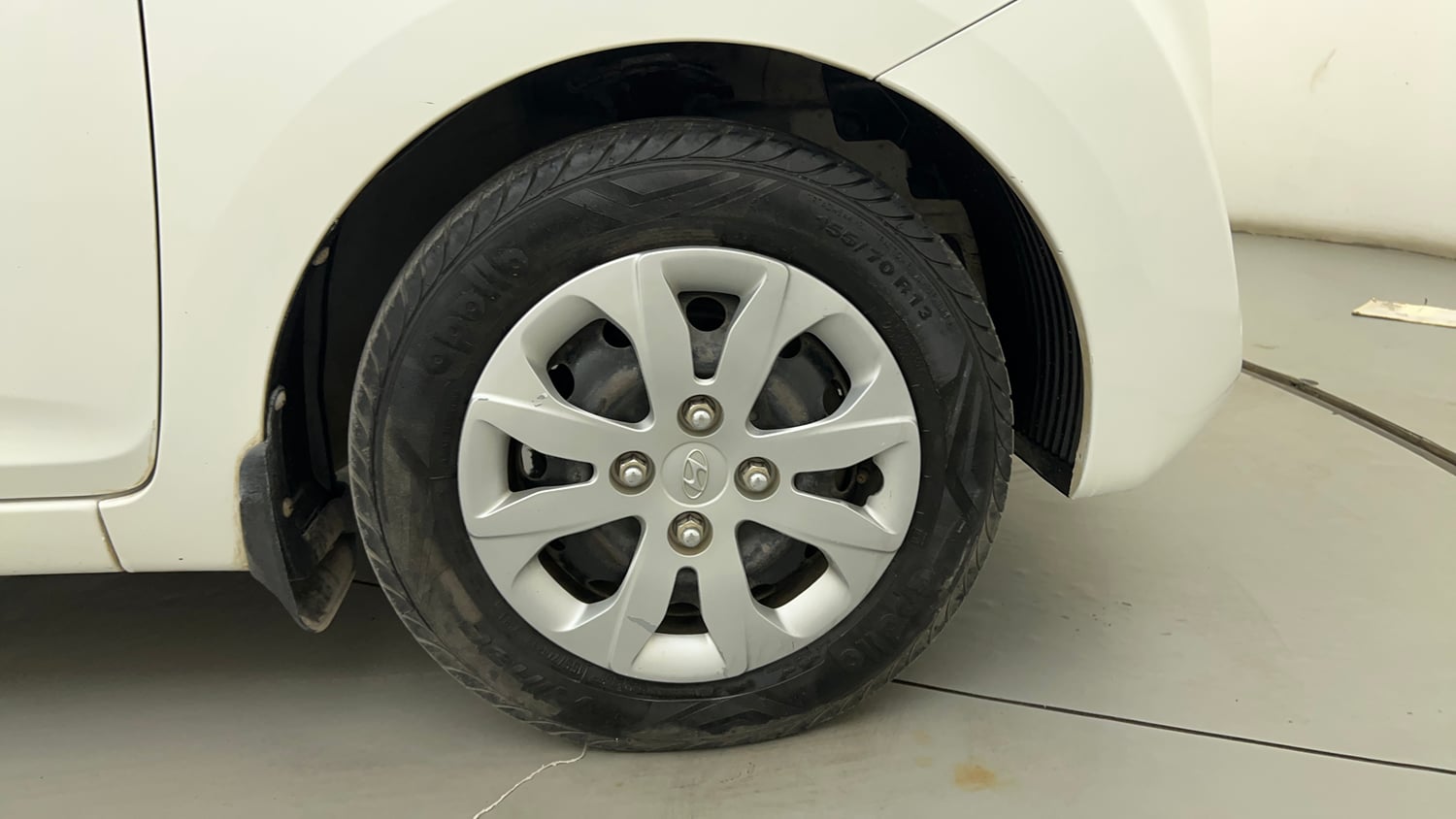 Used 2017 Hyundai Eon Magna + Petrol Manual tyres RIGHT FRONT TYRE RIM VIEW