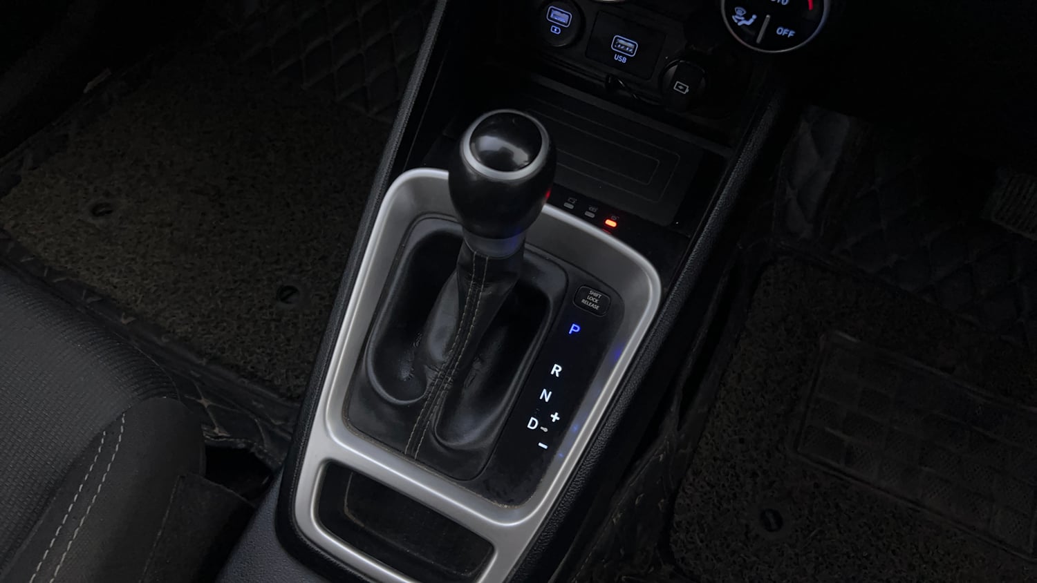 Used 2019 Hyundai Venue SX Plus 1.0 Turbo DCT Petrol Automatic interior GEAR  KNOB VIEW