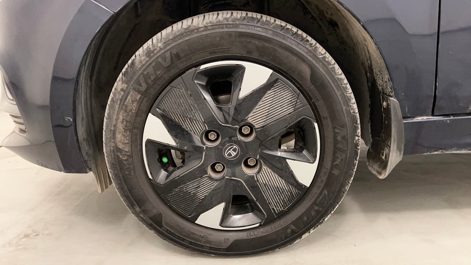Used 2025 Tata Tiago XTA Petrol Automatic tyres LEFT FRONT TYRE RIM VIEW
