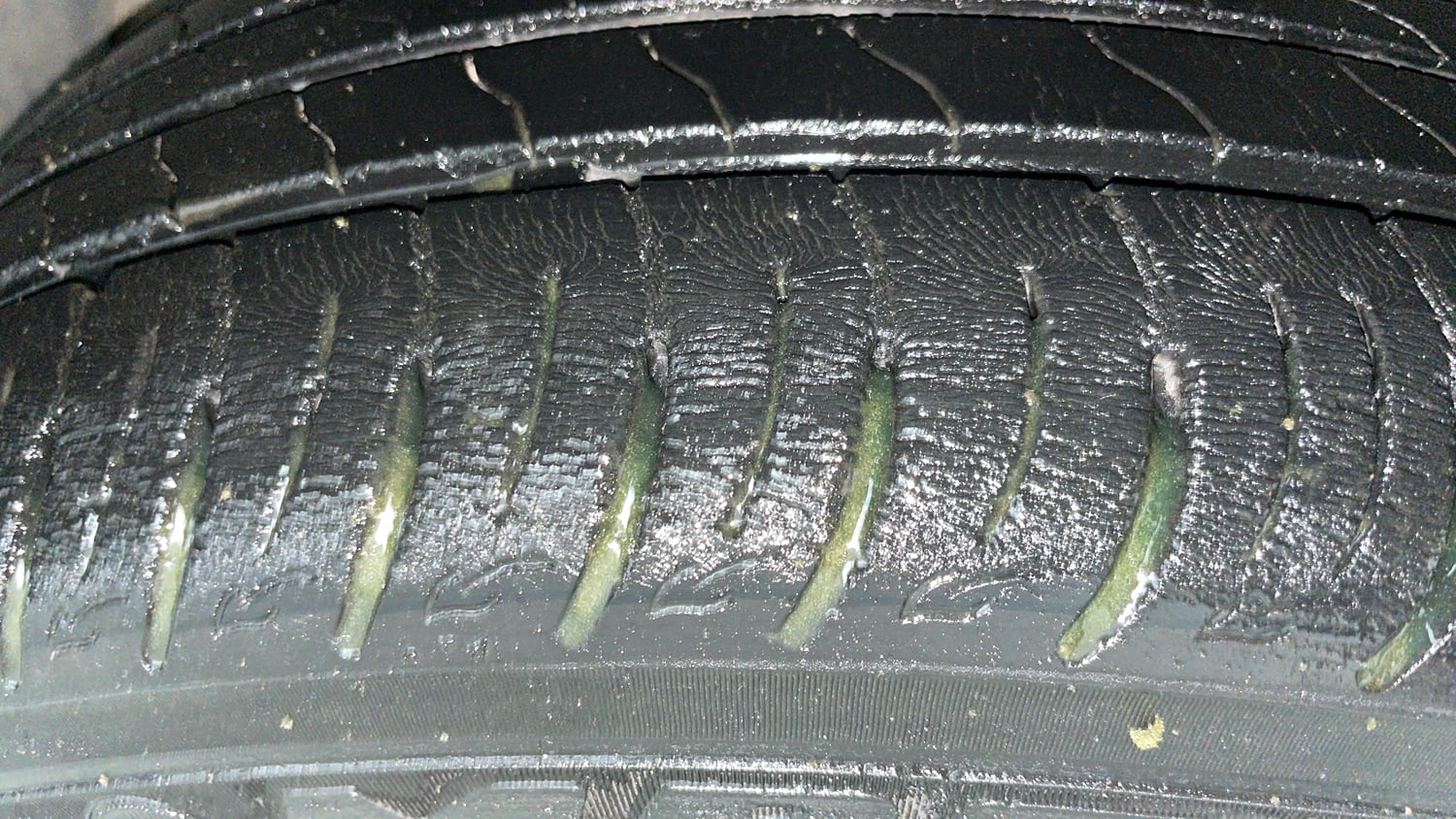 Used 2021 Mahindra XUV 300 W8 1.2 Petrol Petrol Manual tyres RIGHT FRONT TYRE TREAD VIEW