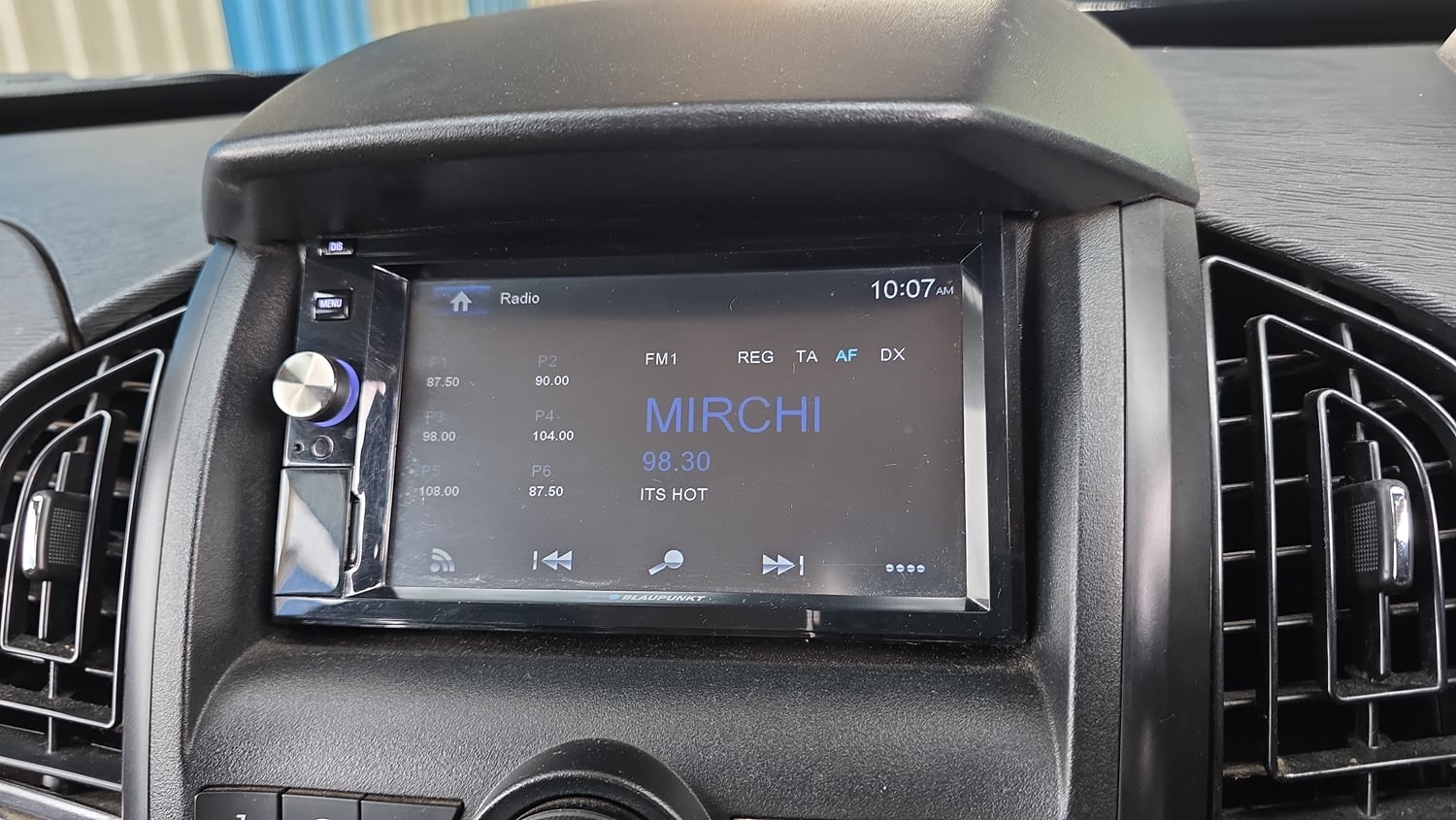 Used 2017 Mahindra XUV500 W4 Diesel Manual top_features Integrated (in-dash) music system