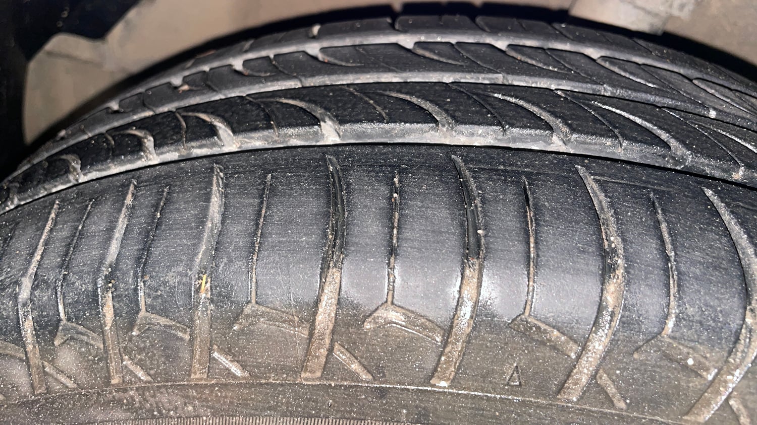 Used 2013 Hyundai i20 Magna (O) 1.2 Petrol Manual tyres LEFT FRONT TYRE TREAD VIEW