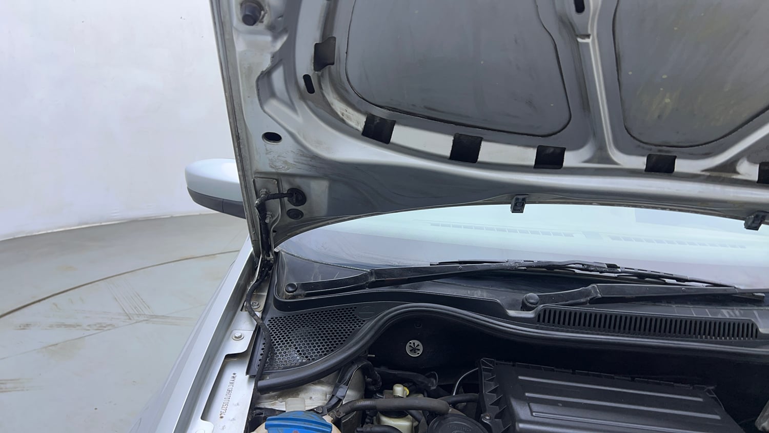 Used 2014 Volkswagen Vento Highline Petrol Petrol Manual engine ENGINE RIGHT SIDE HINGE & APRON VIEW