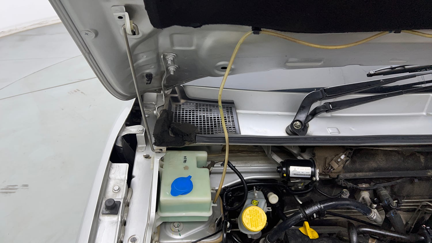 Used 2022 Renault Kwid RXT 1.0 (O) Petrol Manual engine ENGINE RIGHT SIDE HINGE & APRON VIEW